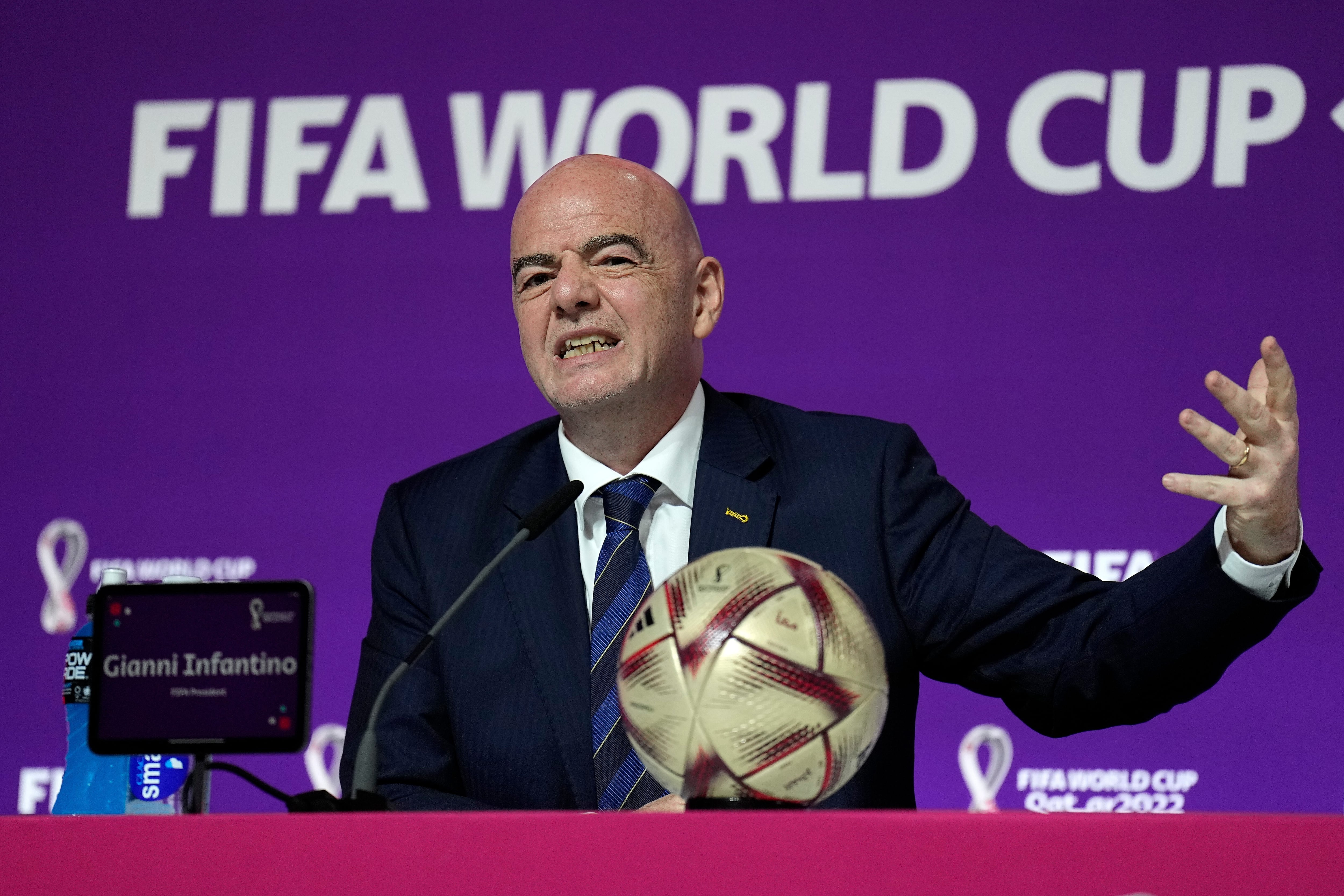 Gianni Infantino mantiene un foco de conflicto pese a su mensaje de no seguir adelante con el plan de sumar socios al proyecto del Mundial 2030