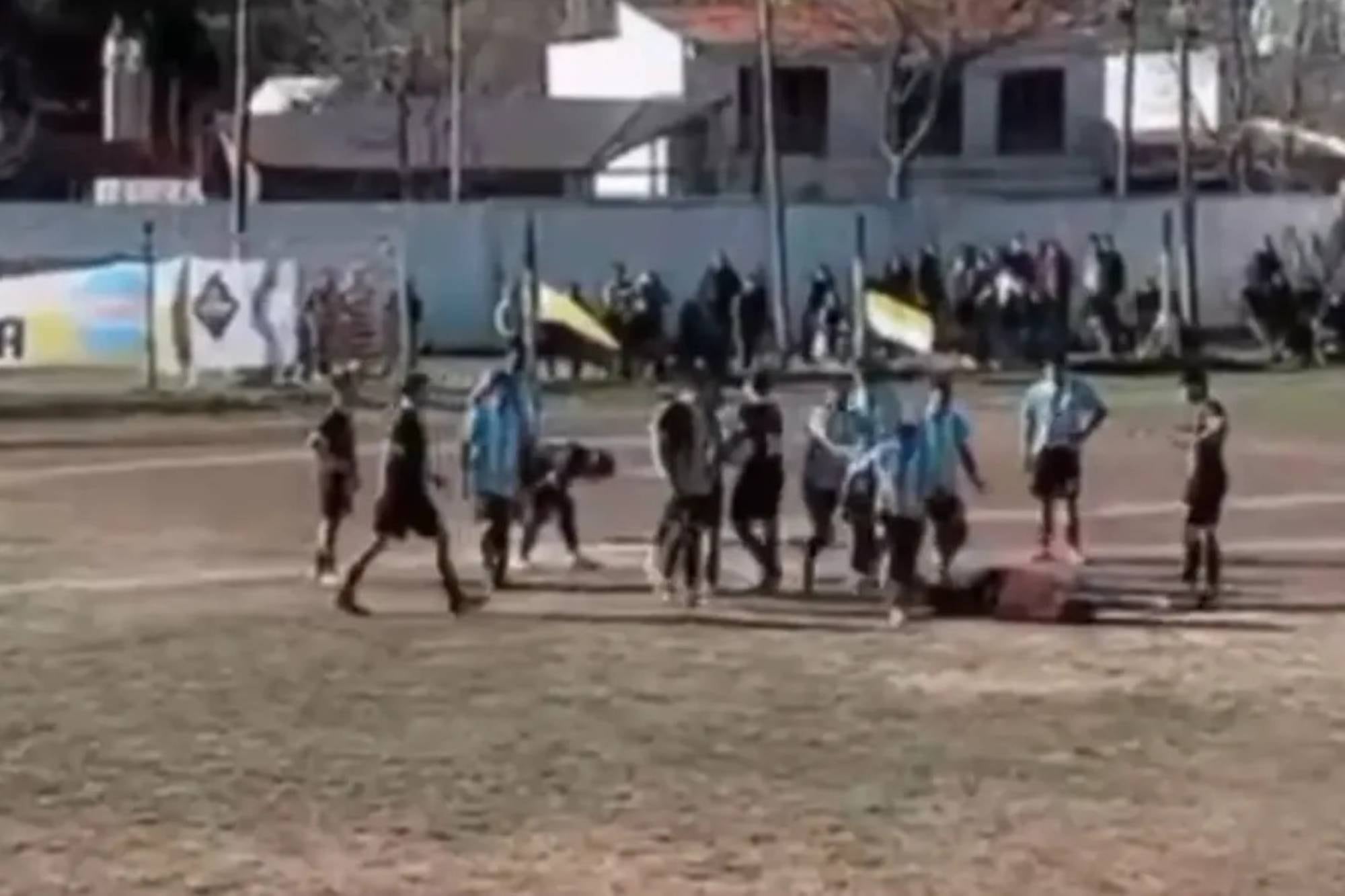 Detuvieron a un jugador de fútbol en Santa Fe por golpear al árbitro luego de ser expulsado