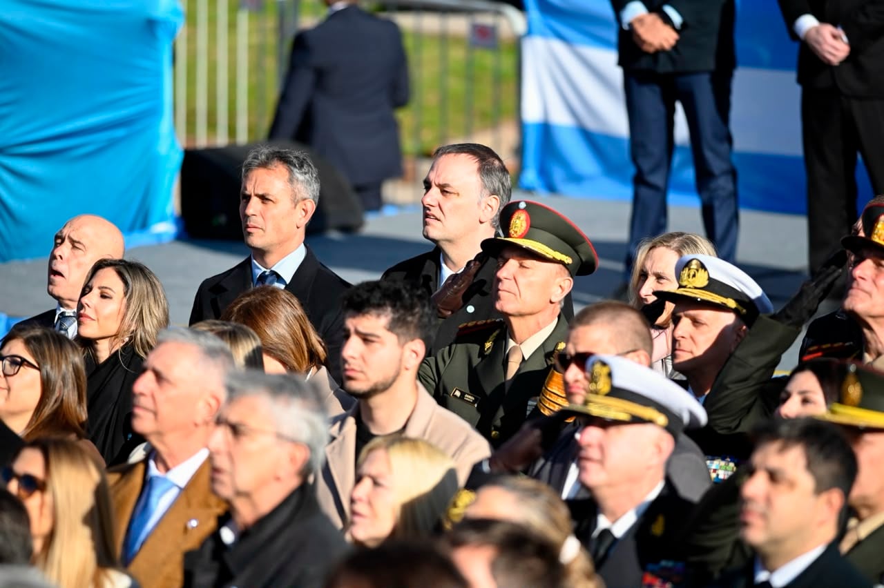 Martín Menem, Manuel Adorni y Karina Milei en el acto por el Día de la Bandera