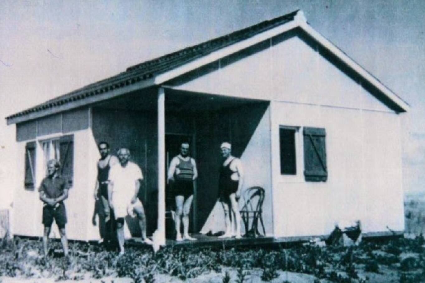 Turistas en la fachada de La Golondrina