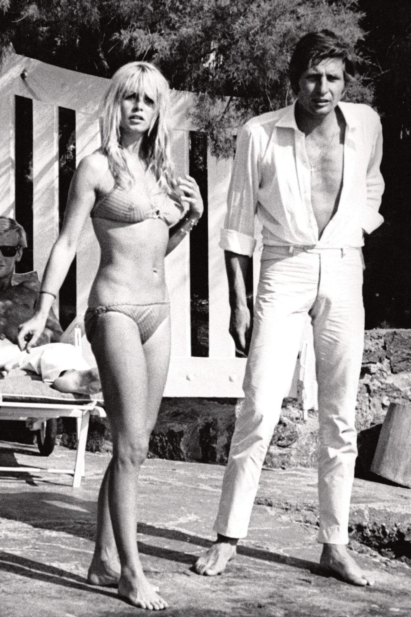 En el verano de 1966 con su tercer marido, el playboy alemán Gunter Sachs, en la playa frente a su casa del mar Mediterráneo