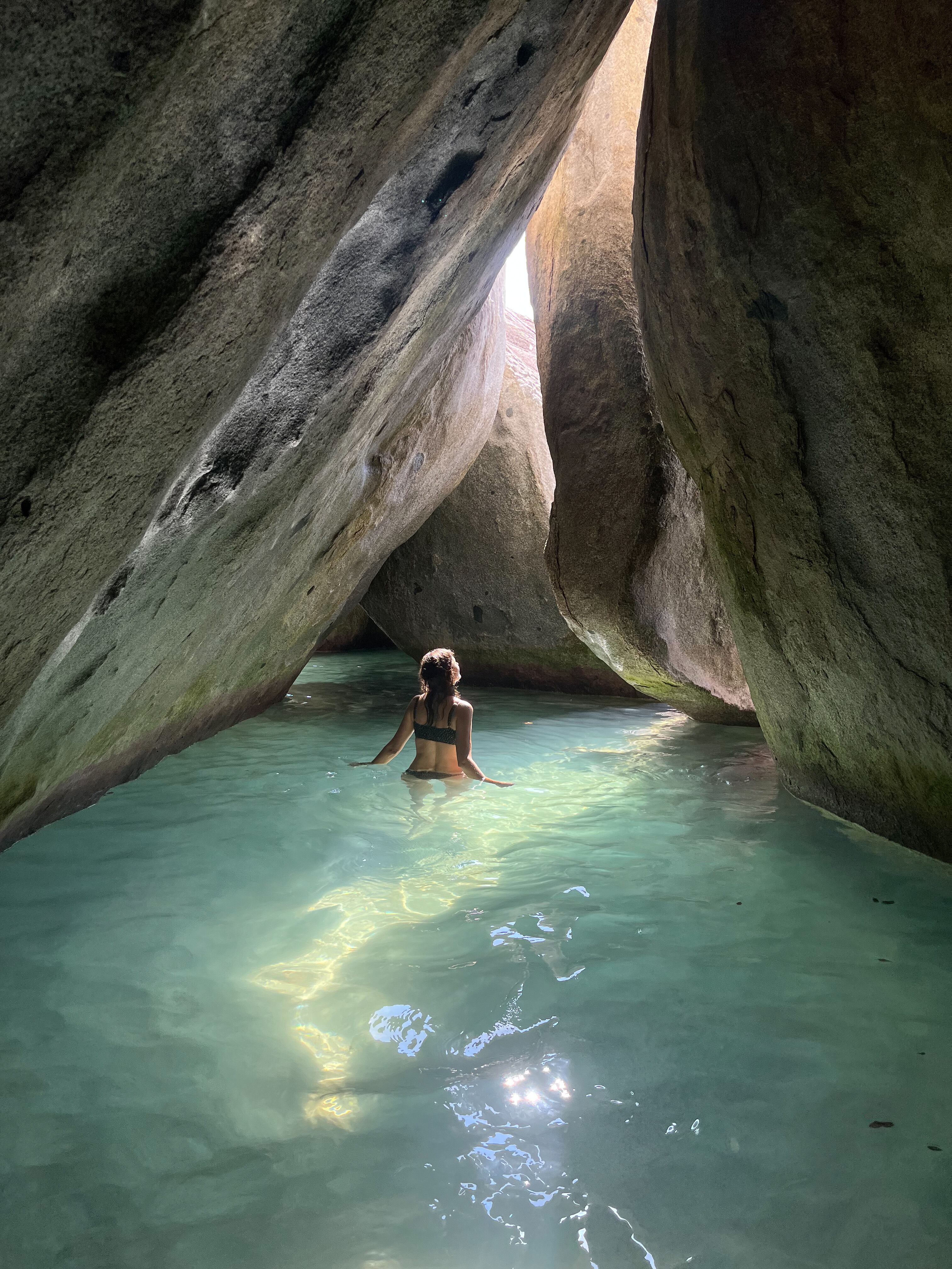 The Baths, un sector de grutas y cavernas a orillas del mar, al que se llega nadando.