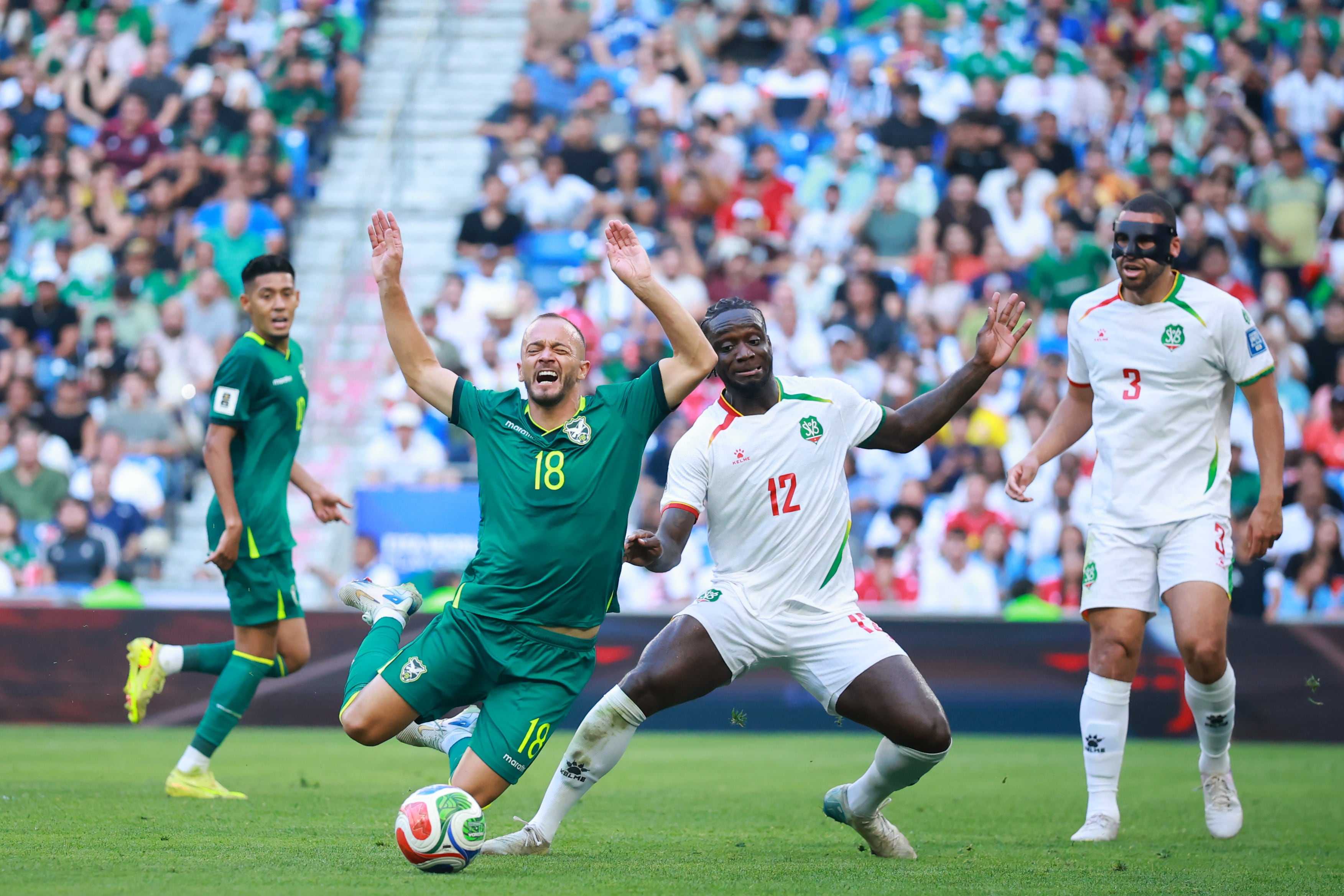 Godoy es bajado dentro del área por Myenty Abena: será el penal que anotó Miguelito para la victoria de Bolivia (Photo by Hector Vivas - FIFA/FIFA via Getty Images)
