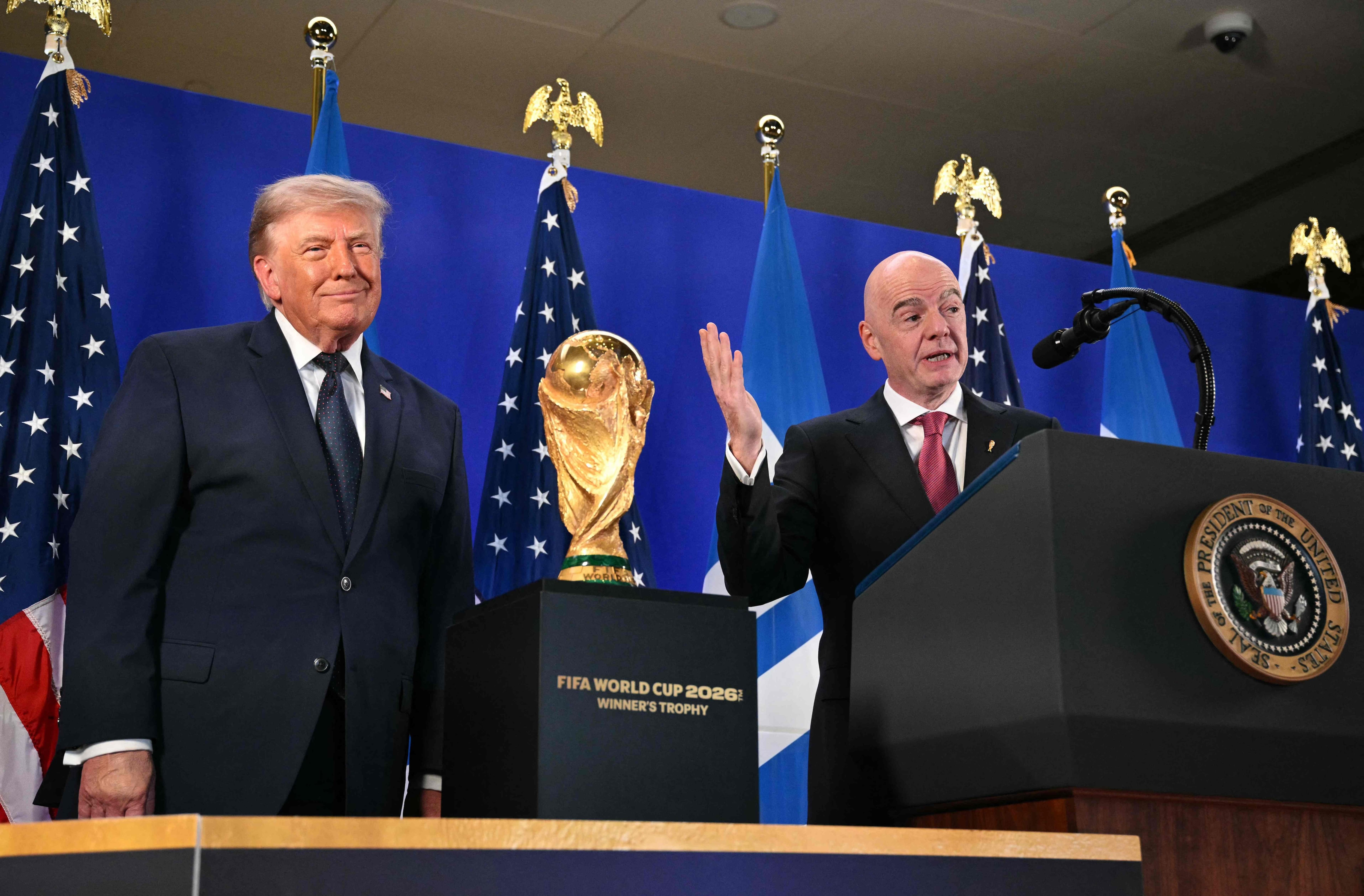 El presidente norteamericano, Donald Trump, junto al president de la FIFA, Gianni Infantino, en una recepción en la Trump Tower en Nueva York, el 17 de julio.