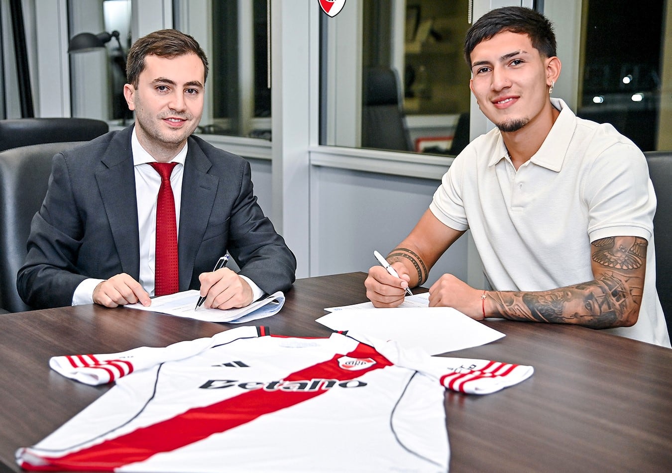 Tobías Ramírez junto al presidente Stefano Di Carlo; el exArgentinos firmó su contrato y se transformó en nuevo jugador de River hasta el 31 de diciembre de 2029