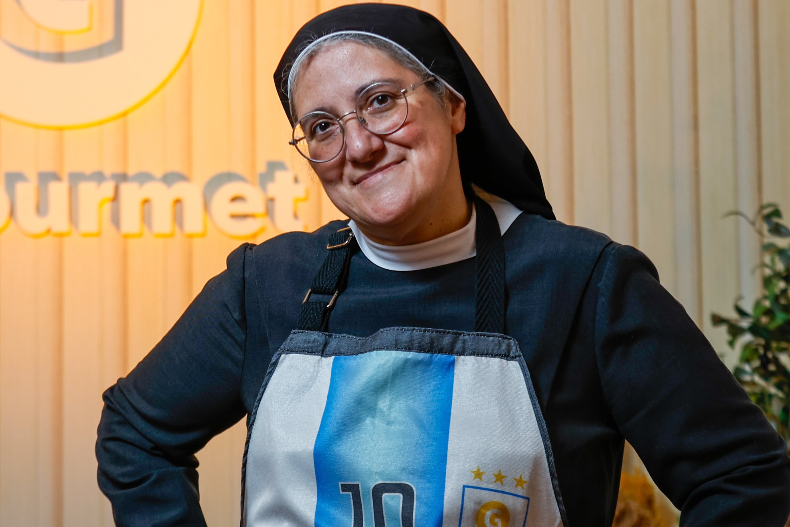 Ama el rock, es fanática de River y ahora cocinará en TV: quién es la Hermana Verónica, la nueva figura de elGourmet