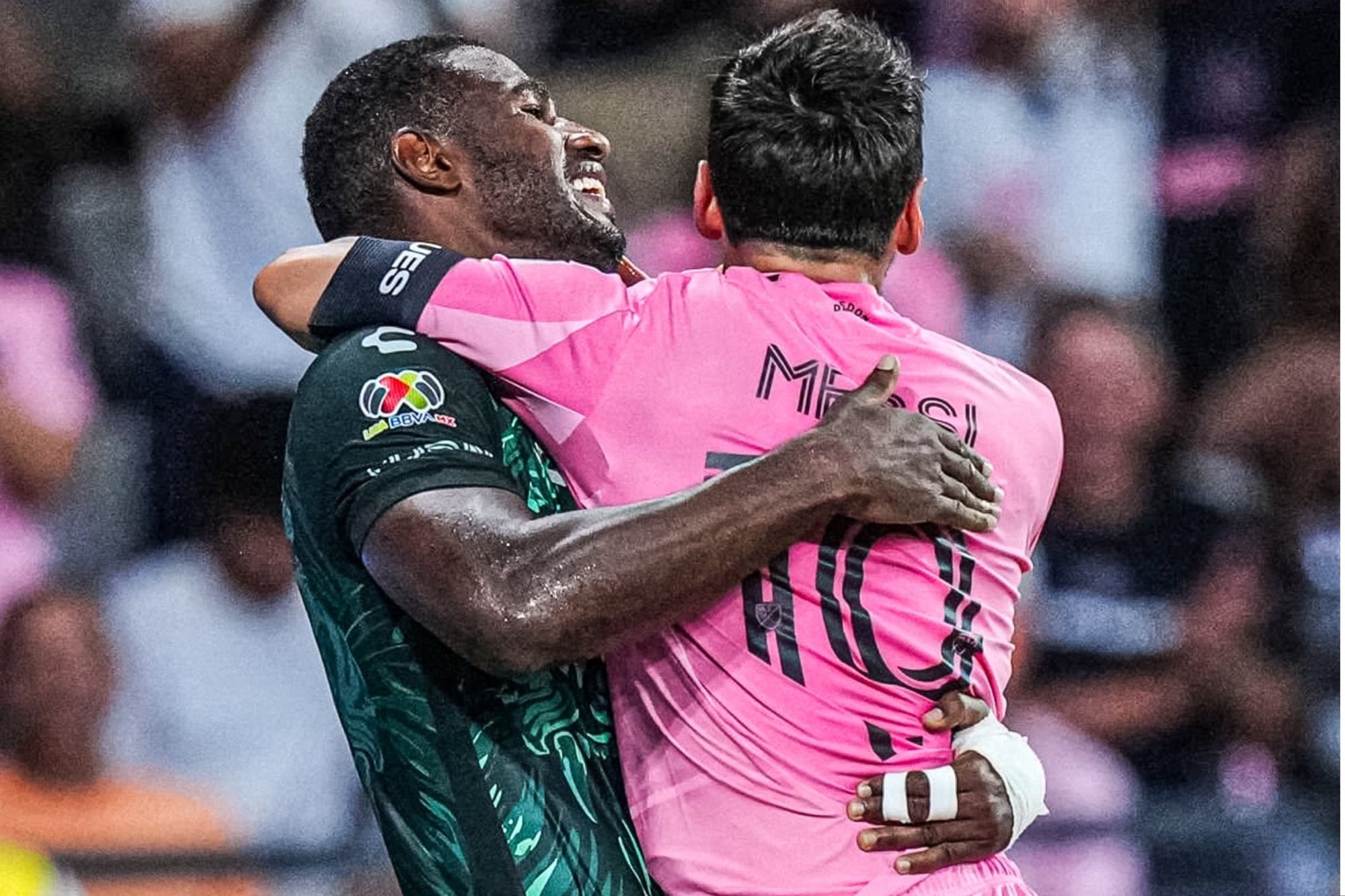 Video: el abrazo de un rival a Messi en plena jugada que hizo sonreír hasta al propio Leo