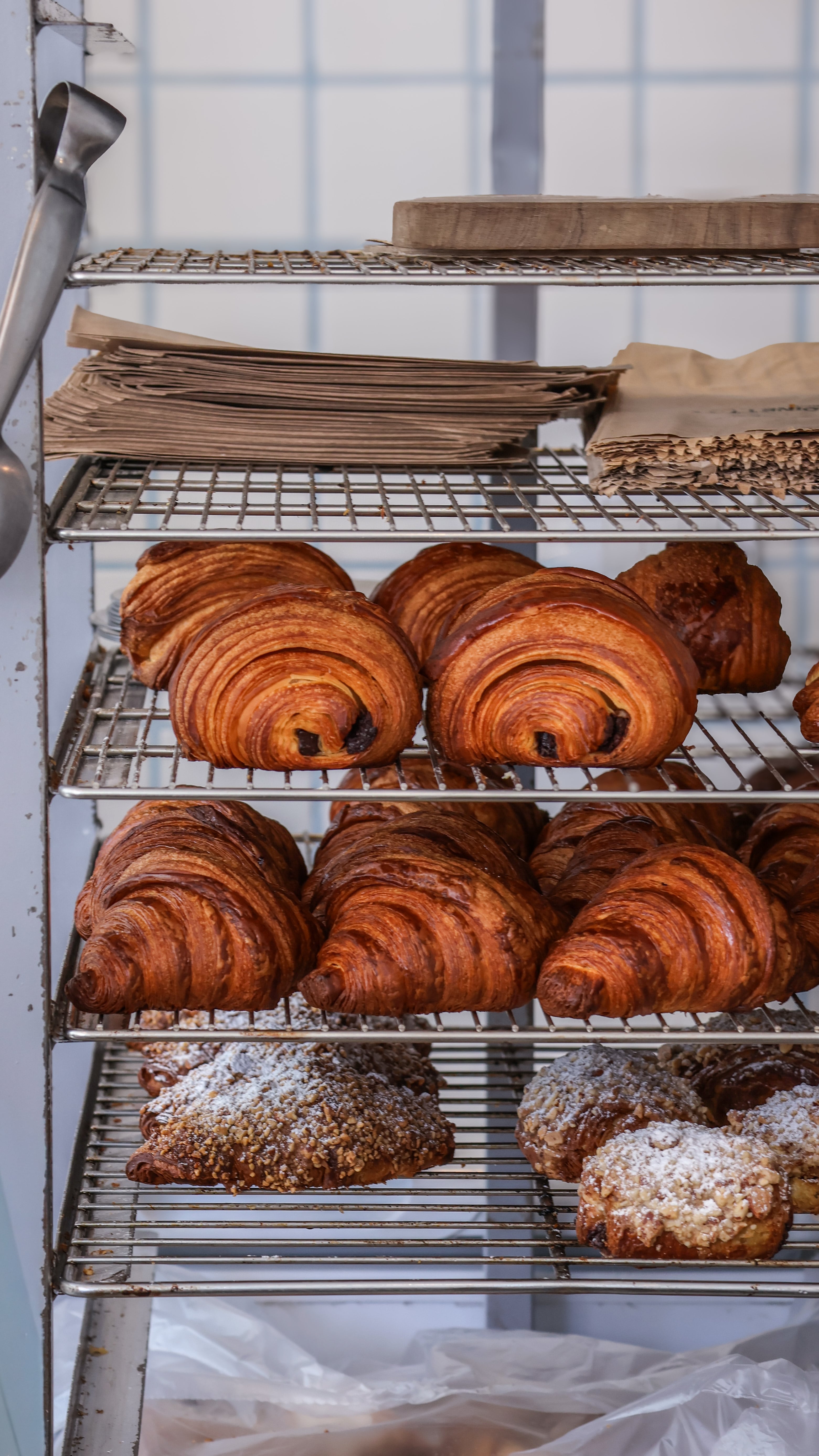 En el café hay piezas de pastelería clásicas francesas hechas con materia prima de calidad