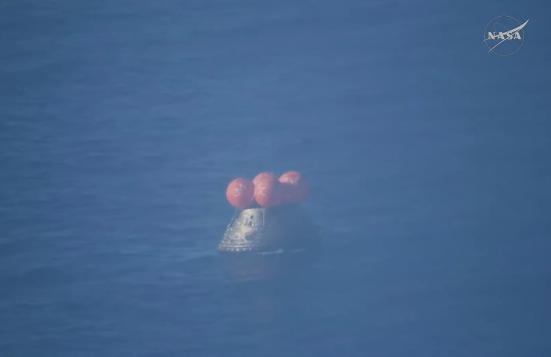 La cápsula Orión con los astronautas en su interior antes de ser rescatados por la Marina de Estados Unidos