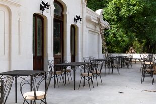 La terraza de la planta baja ya tiene las mesas puestas