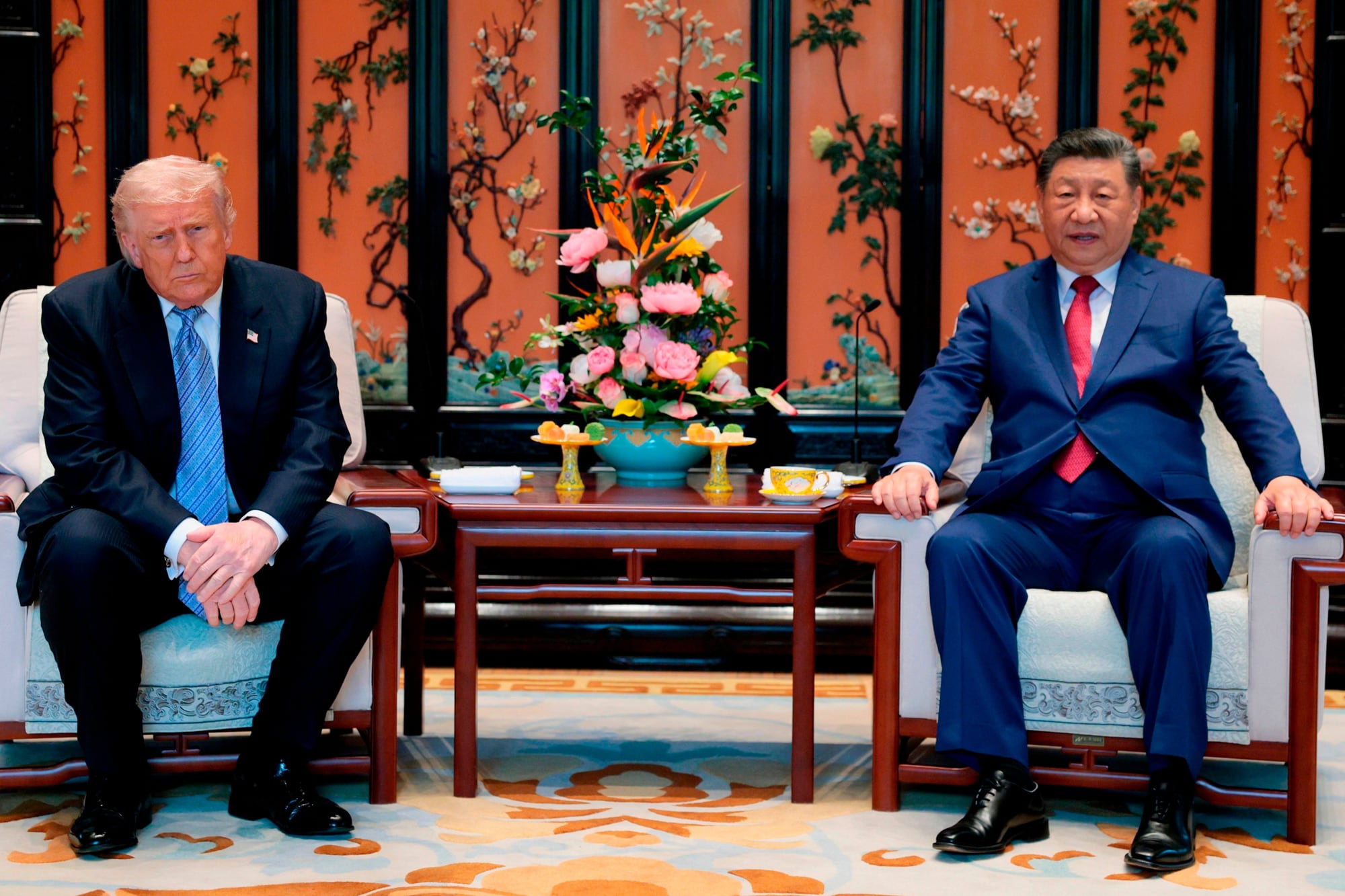 El presidente chino Xi Jinping, a la derecha, y el presidente estadounidense Donald Trump asisten a una reunión en el marco de su visita al Jardín Zhongnanhai en Pekín