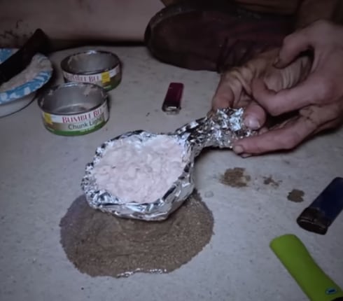 Algunos habitantes de los túneles utilizan gel desinfectante y papel aluminio para cocinar sus comidas