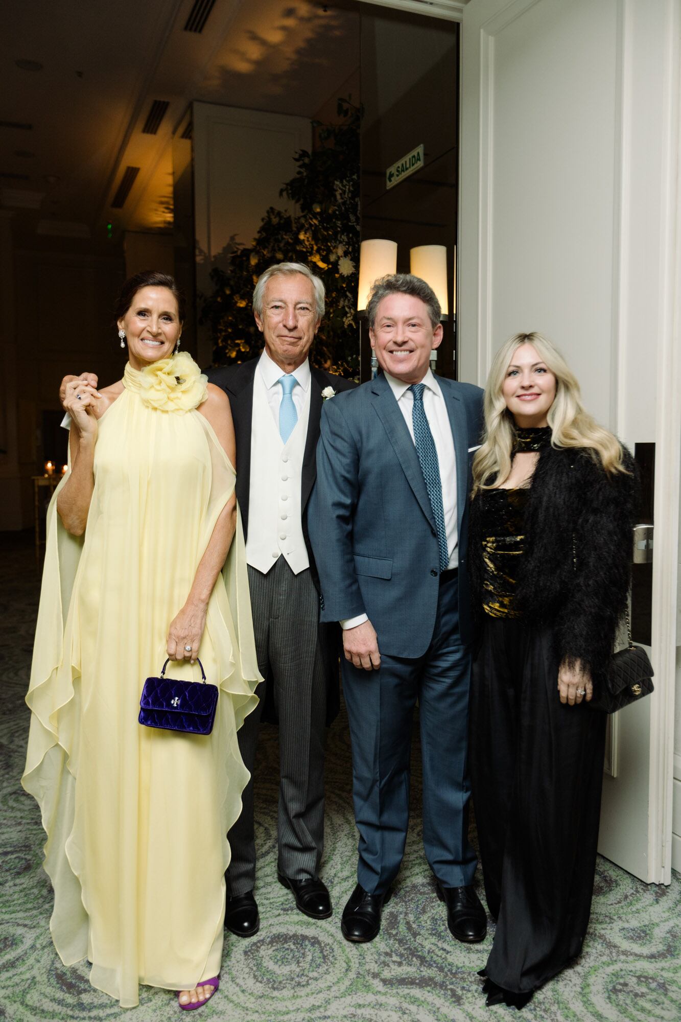 Gabriela Flores Pirán y Germán Neuss posan junto a Noah Mamet y Alexa Fix.