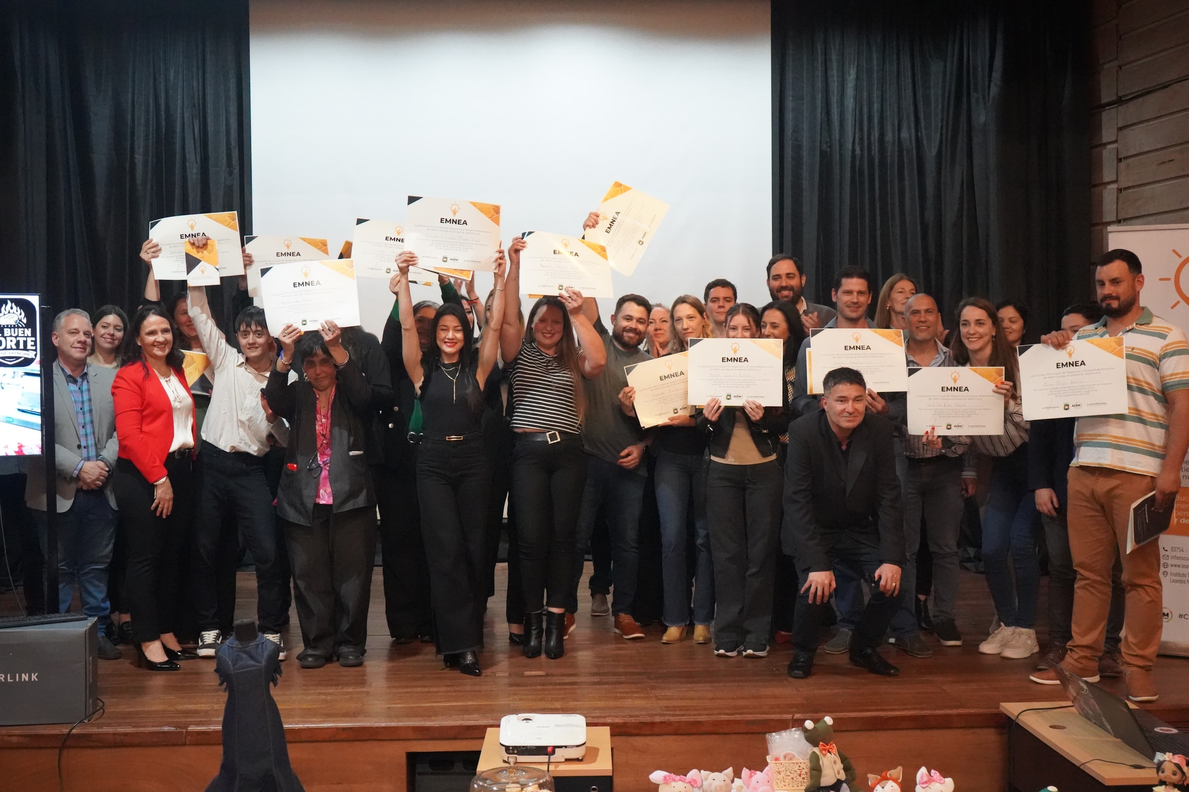 La segunda cohorte de la Escuela de Negocios y Emprendedores de Alem.