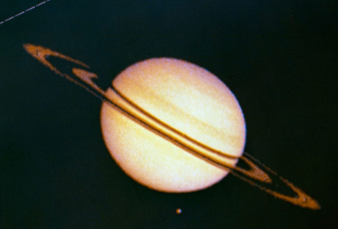 Esta imagen fue tomada el 1 de septiembre de 1979; muestra a Saturno, sus anillos y la luna más grande de Saturno, Titán (Foto: Gentileza: NASA)