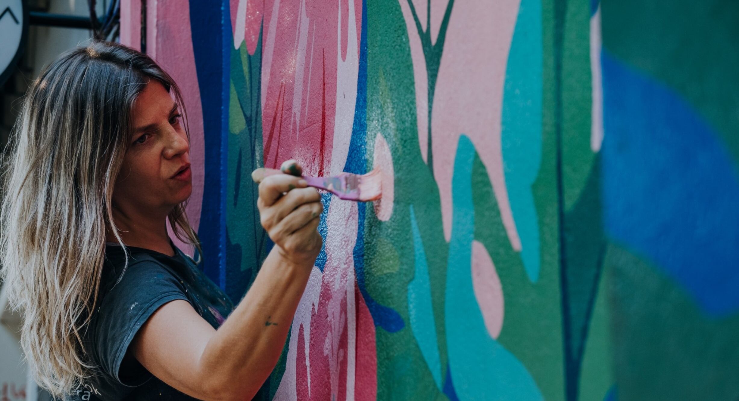 Victoria Ferreyra se define como pianista, obrera, pintora, hermana de ocho; también cuenta que ama trabajar, que escucha lo que ve, que es hiperactiva