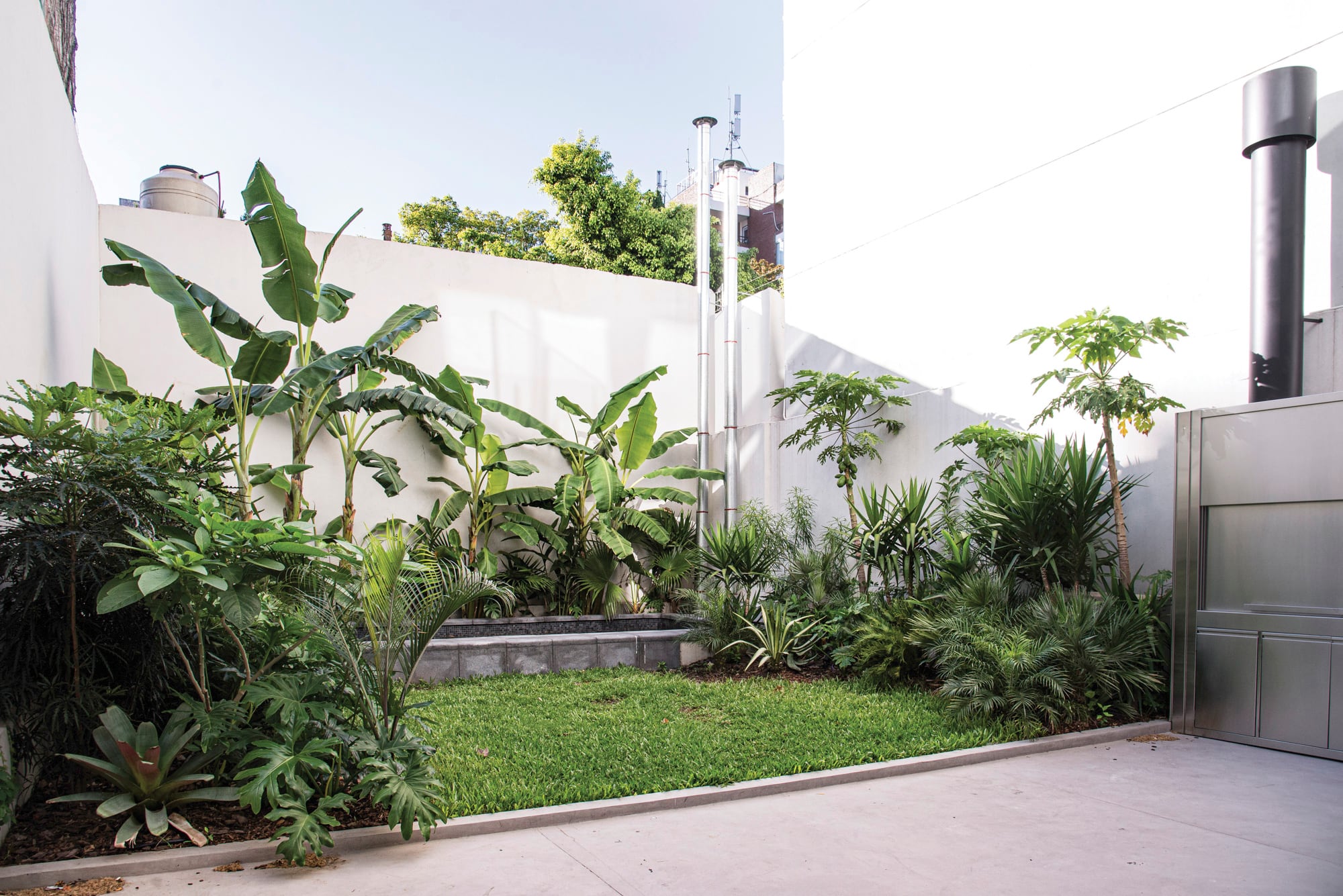 Los departamentos en planta bajo con patios y jardines generan un lindo pulmón de manzana para el resto de los departamentos de un edificio que tienen vista a ese espacio
