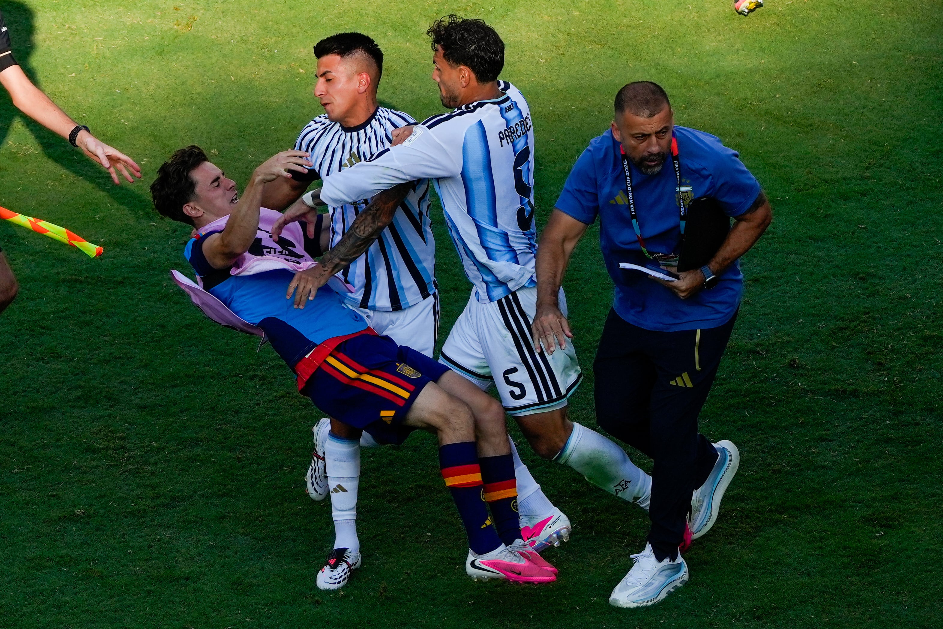 Gavi cae el piso en medio de una pelea con los argentinos Leandro Paredes y Thiago Almada