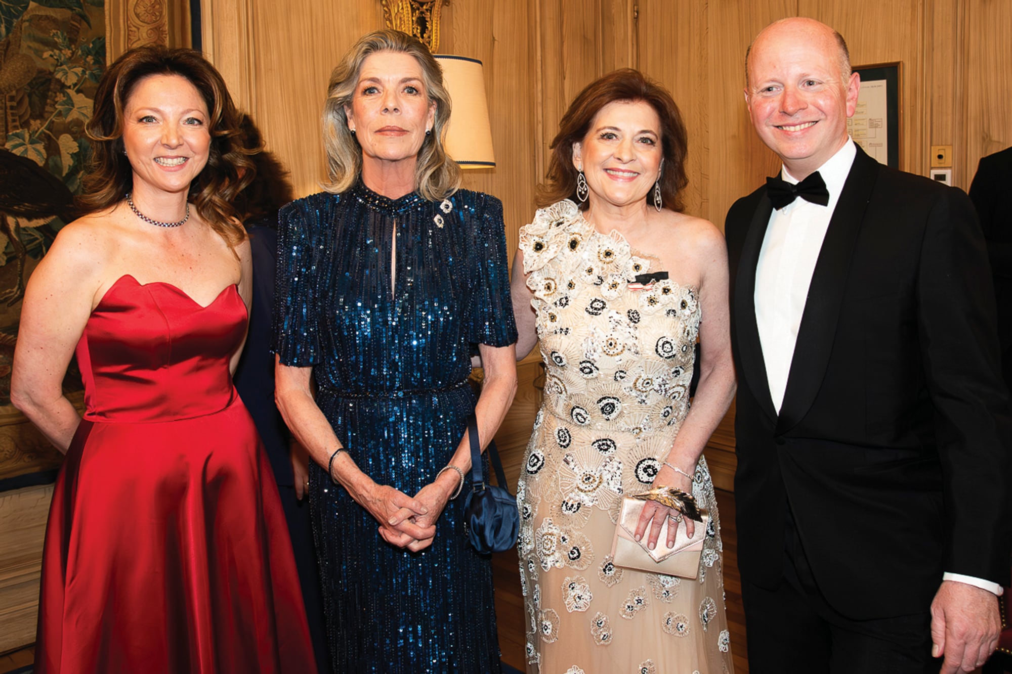 La princesa Carolina de Hannover conversa con la
princesa Diane de Polignac, Françoise Péricaud-Duval y la princesa Ludovic de Polignac