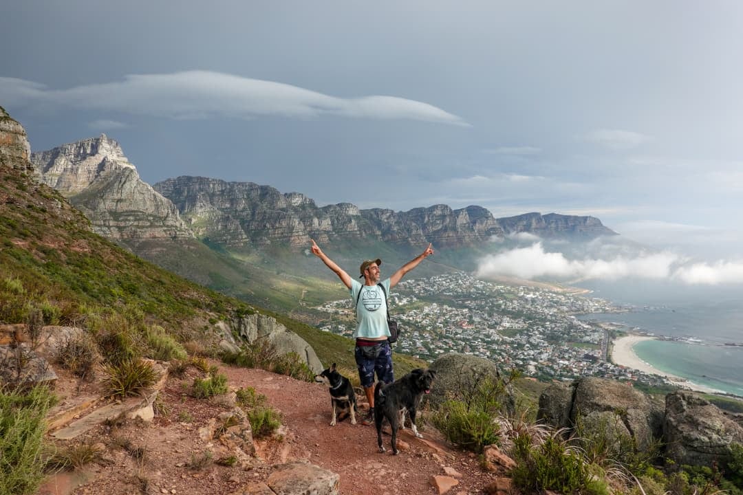 “Son el Yin y el Yang”: la historia del biólogo español que recorre el mundo hace 12 años con sus dos perras rescatadas 15 Roberto planea seguir con su vida de viajes junto a Cocaí y Chai (Foto: Gentileza Roberto Sastre)