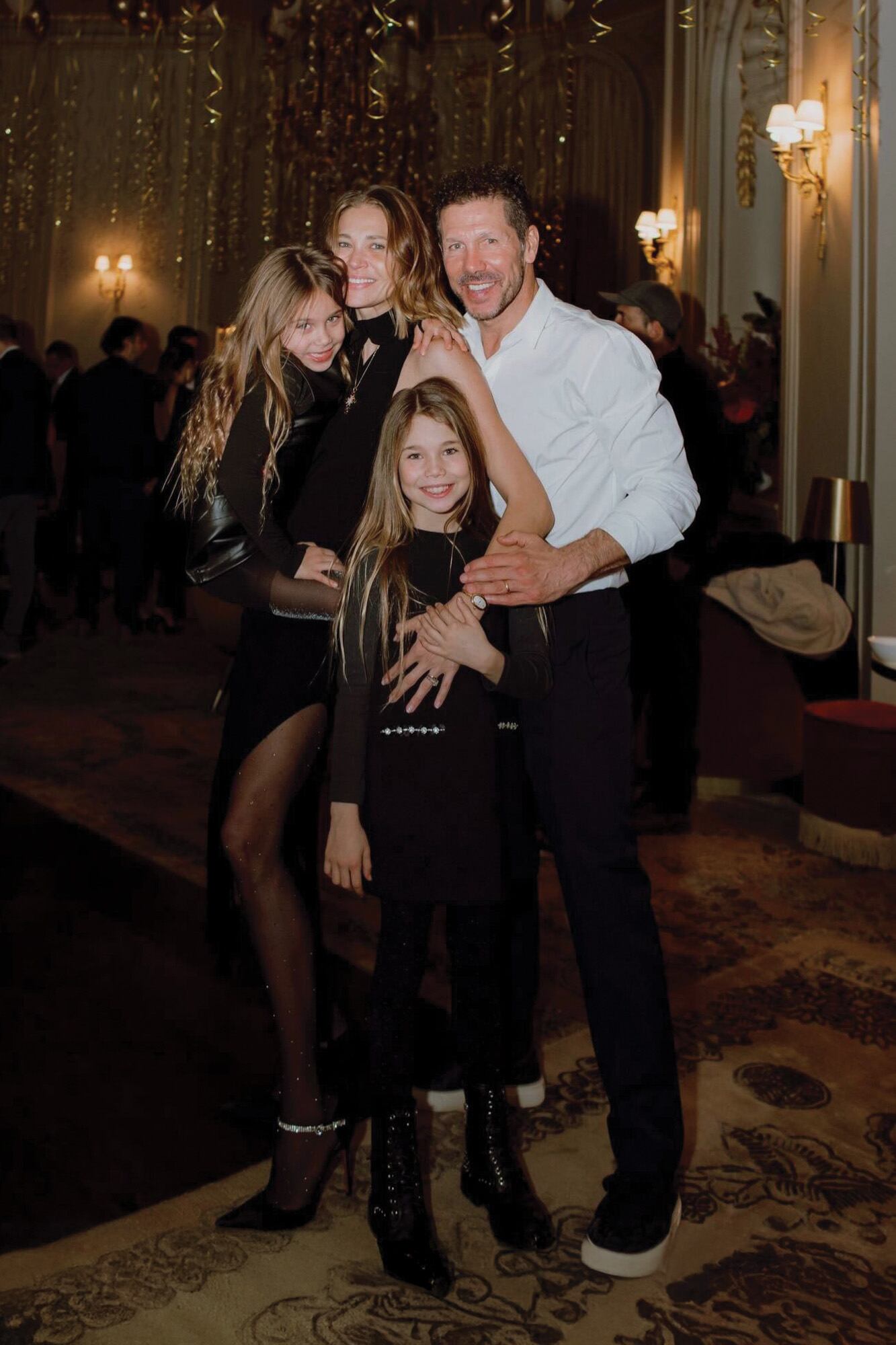 Carla posa feliz con su marido y sus hijas Francesca y Valentina. Las tres vistieron de negro