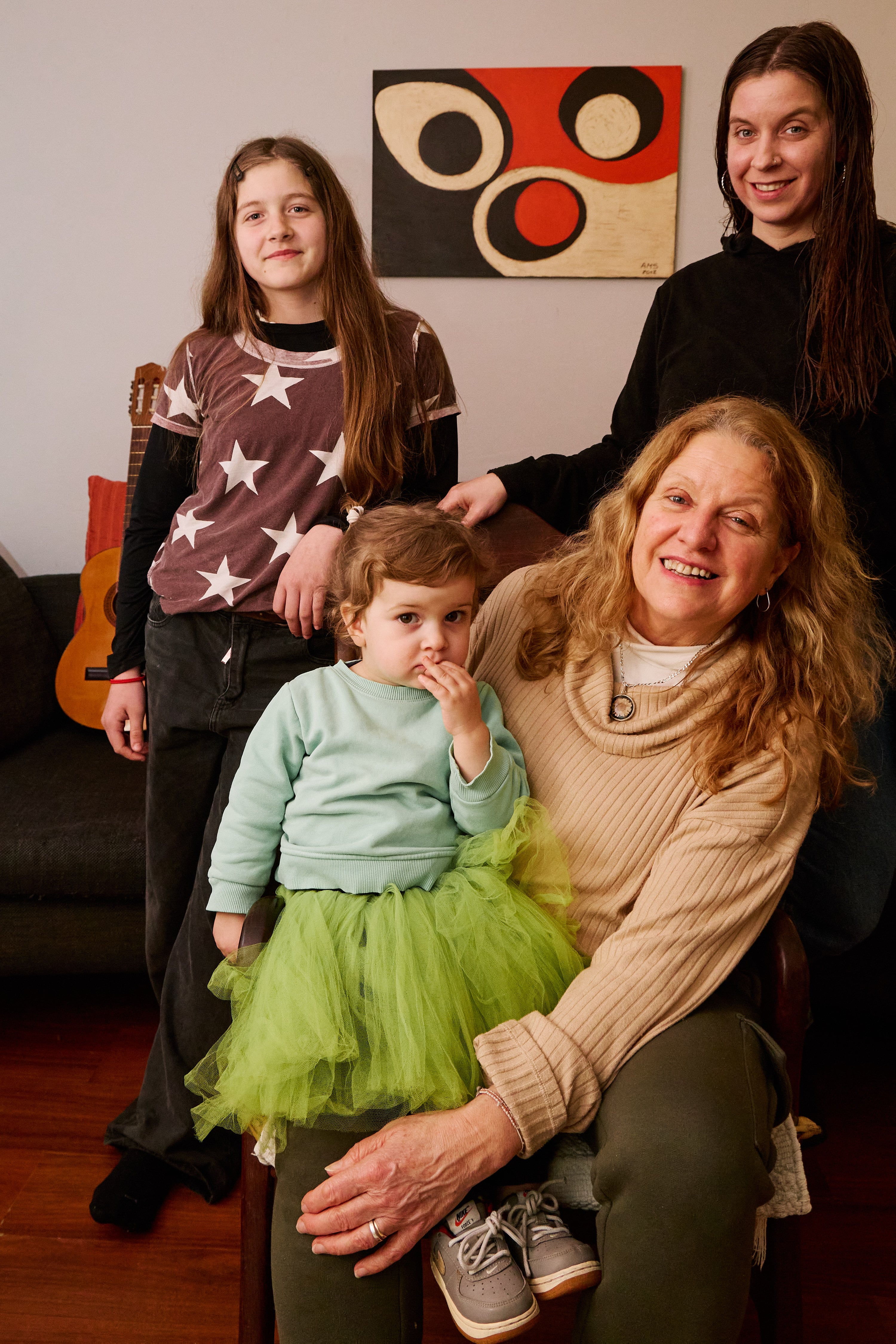 Rafi y Paula comparten su infancia con su abuela Adriana y su mamá Paula
