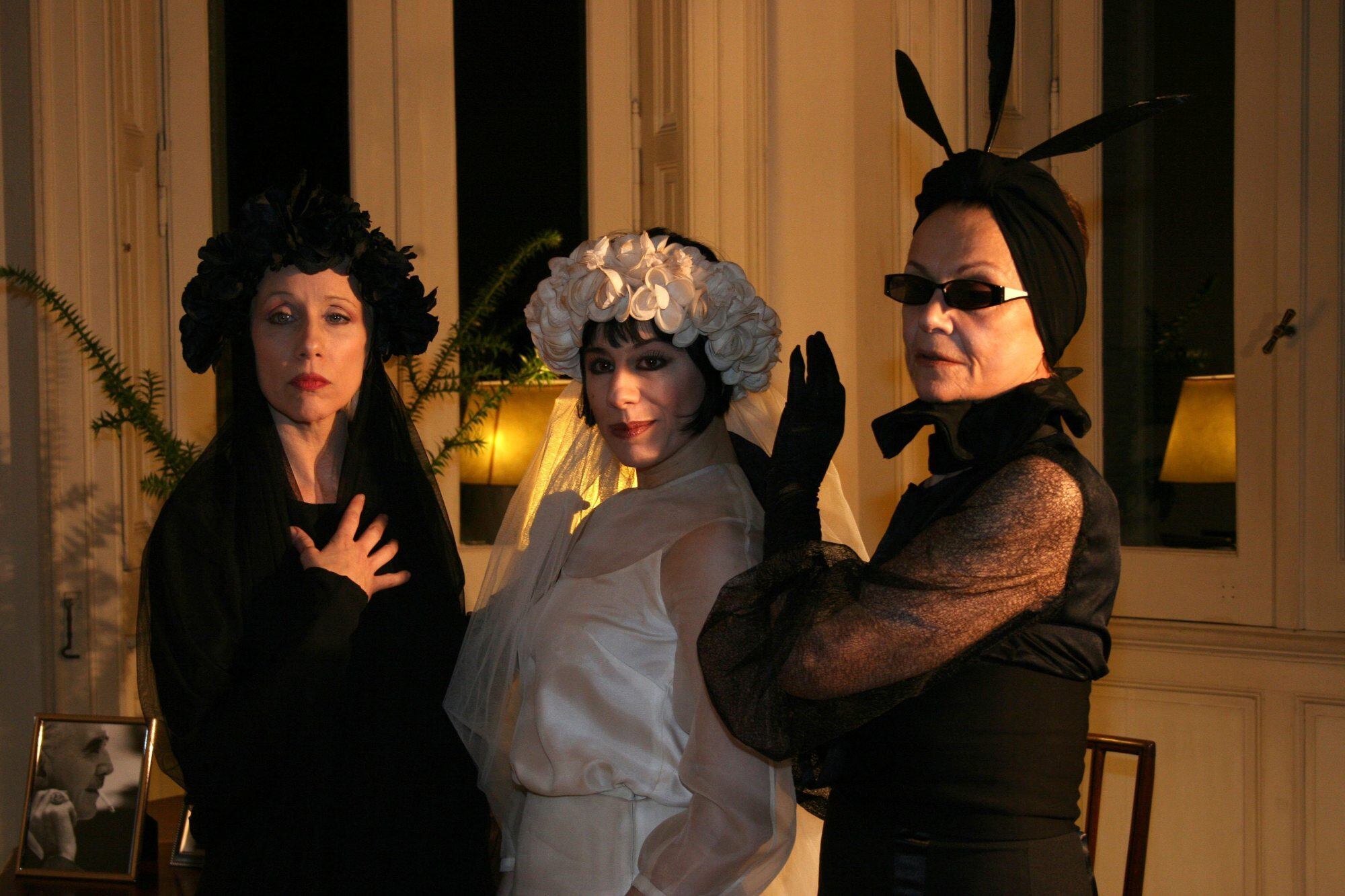 Sandra Guida, Alejandra Radano y Marilú Marini en Invenciones del recuerdo, montaje que se presentó en Villa Ocampo