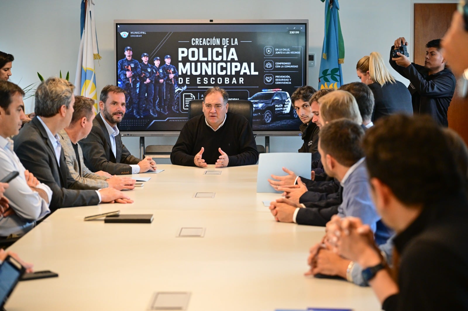 El ministro Javier Alonso, junto con los intendentes que participaron de la reunión en la que se avanzó en la posibilidad de reformar las patrullas municipales