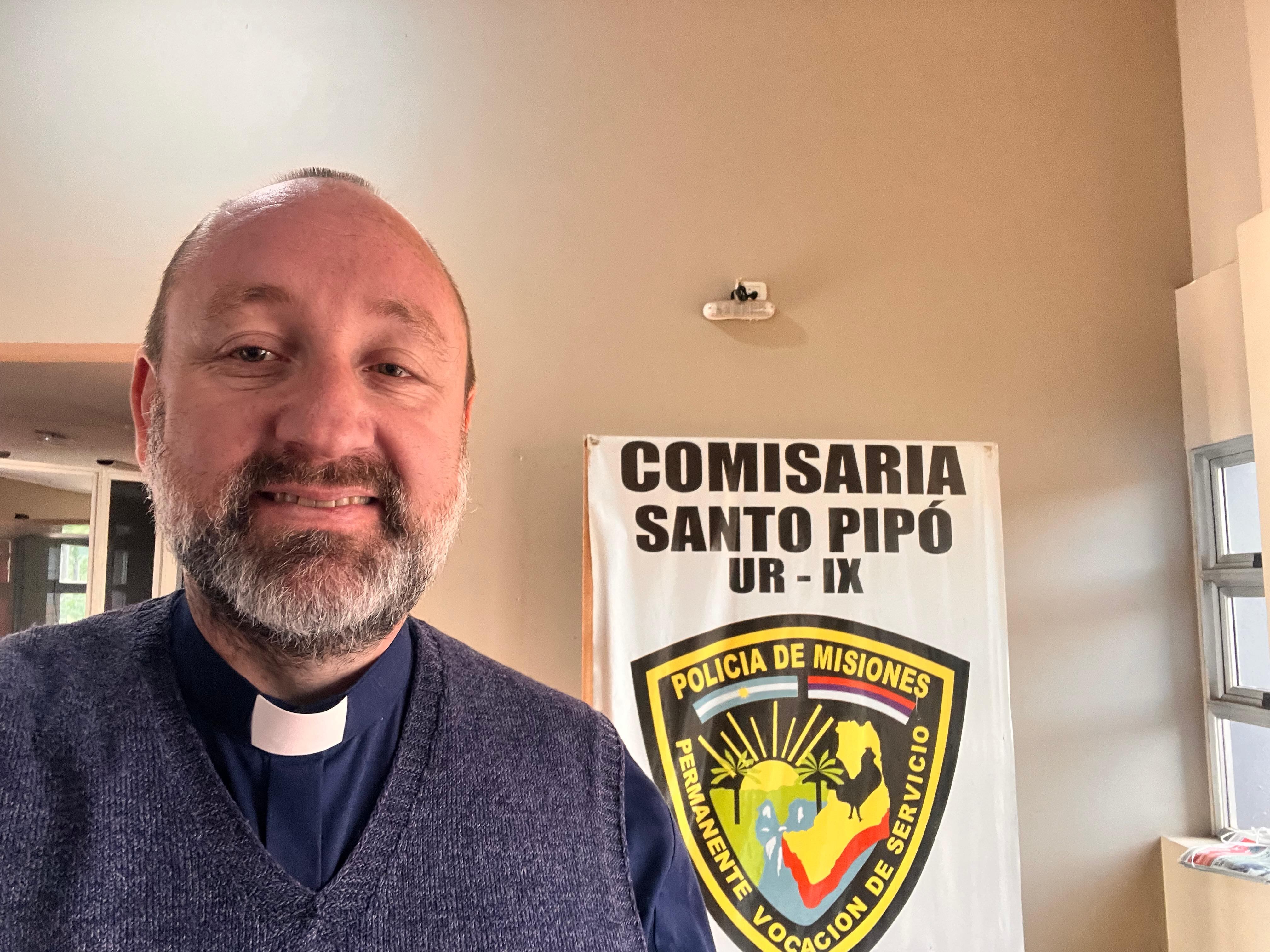 El padre Marcos Szyszkwoski, en la comisaría de Santo Pipó, donde tiene que cumplir horario de 8 a 12 de lunes a viernes.