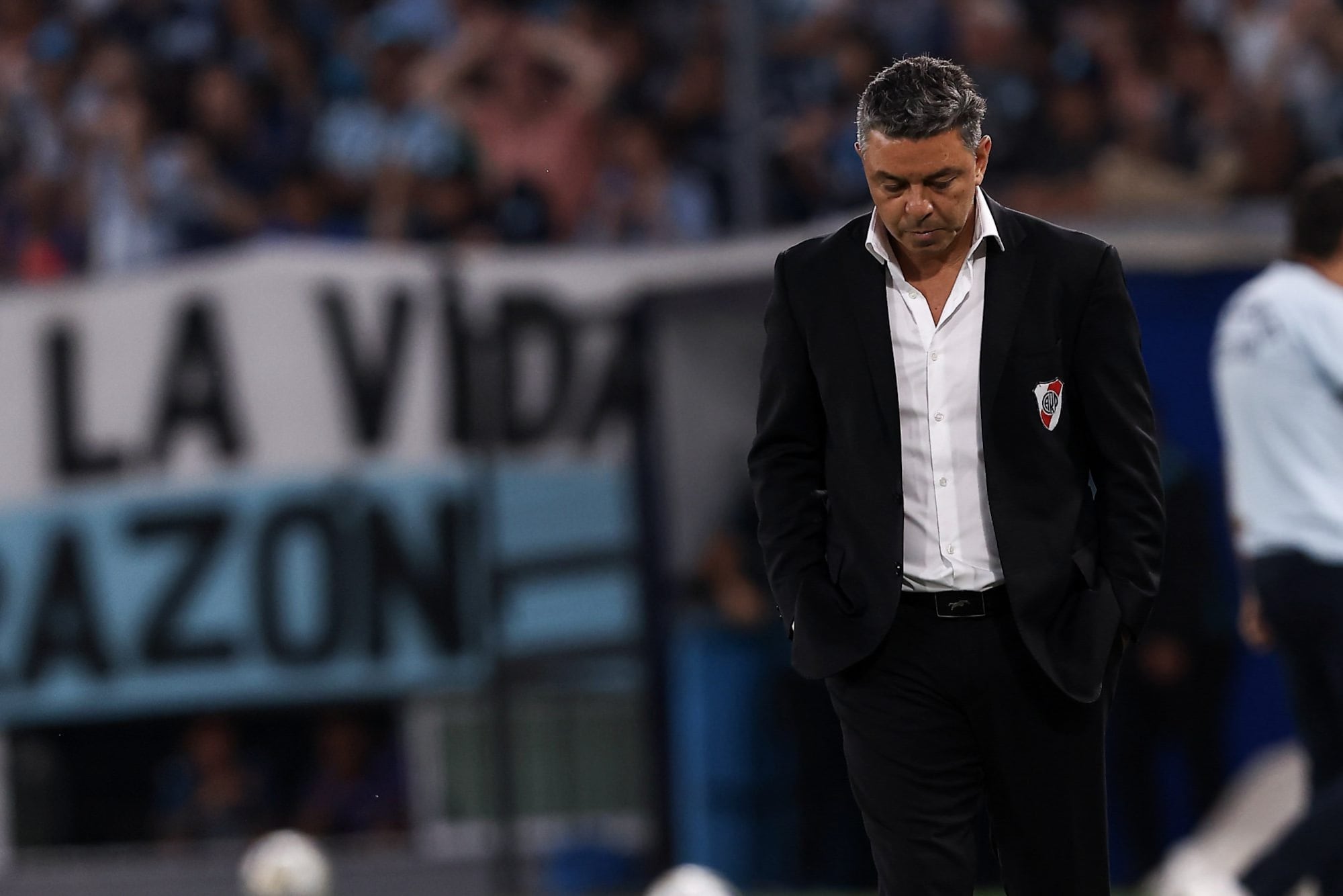 Marcelo Gallardo se mantiene activo en relación al primer ciclo, pero sus causas son otras: la desesperación por el rendimiento lo lleva a un semblante incrédulo y de enojo permanente.