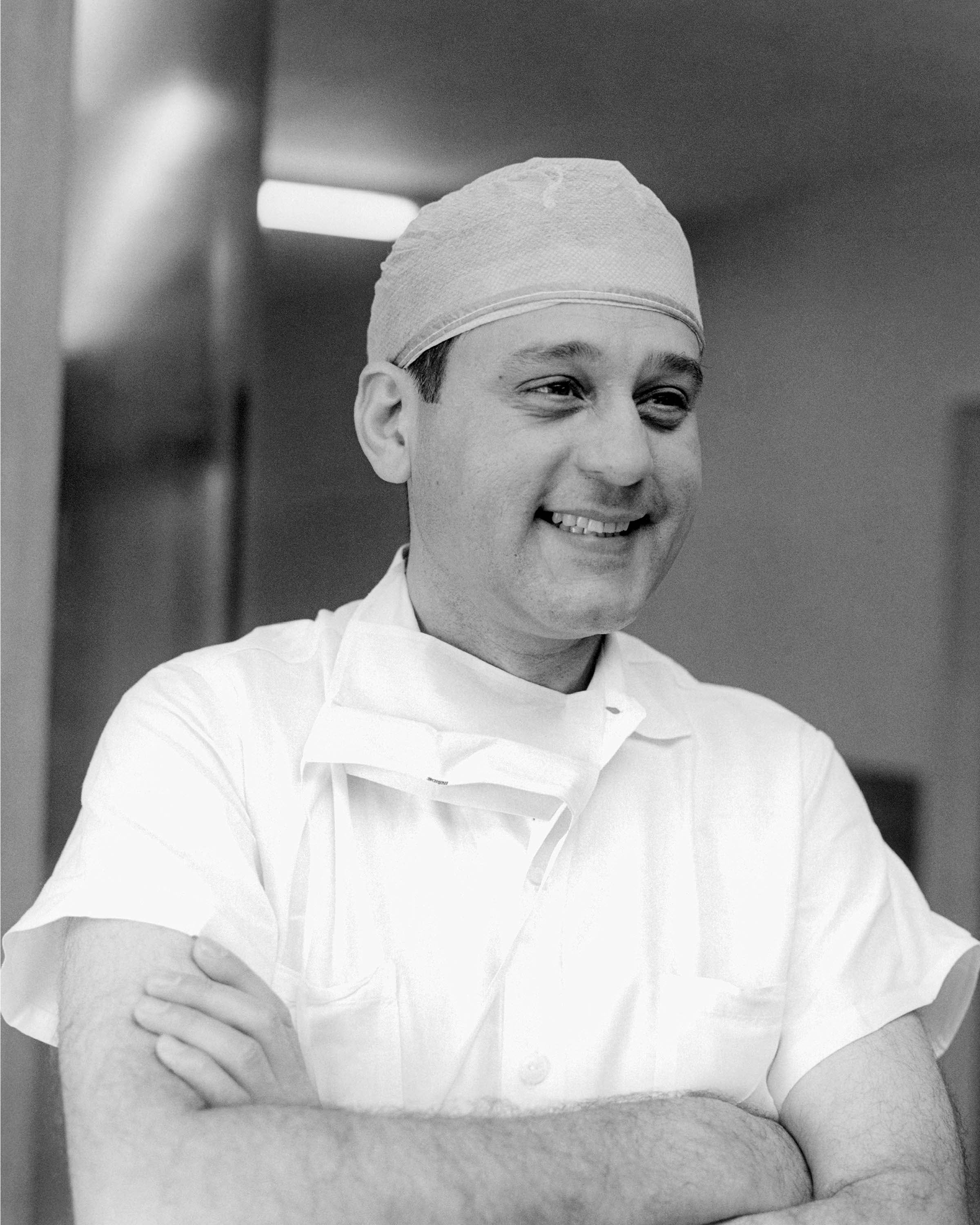 Otra toma de la misma serie fotográfica en el quirófano de la Cleveland Clinic, a comienzos de los años setenta.