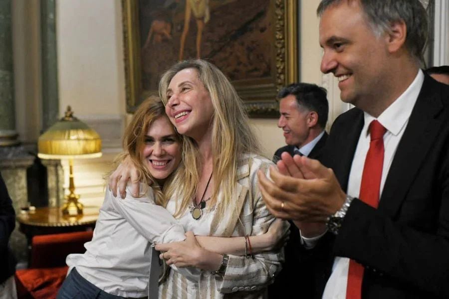 Karina Milei abraza a Lilia Lemoine, delante de Adorni