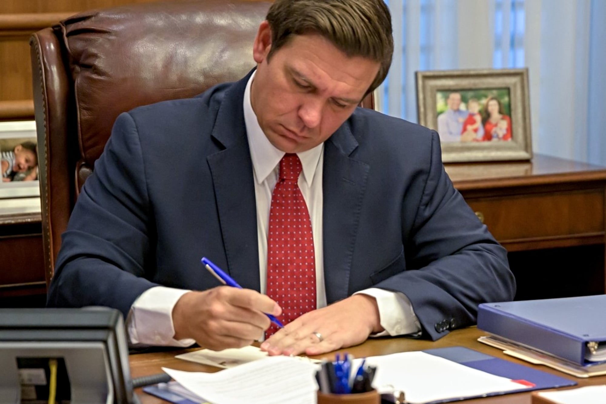 Ambas normativas buscan priorizar el mérito individual y la estabilidad económica frente a lo que el gobierno estatal considera ideologías divisivas y regulaciones ambientales excesivas