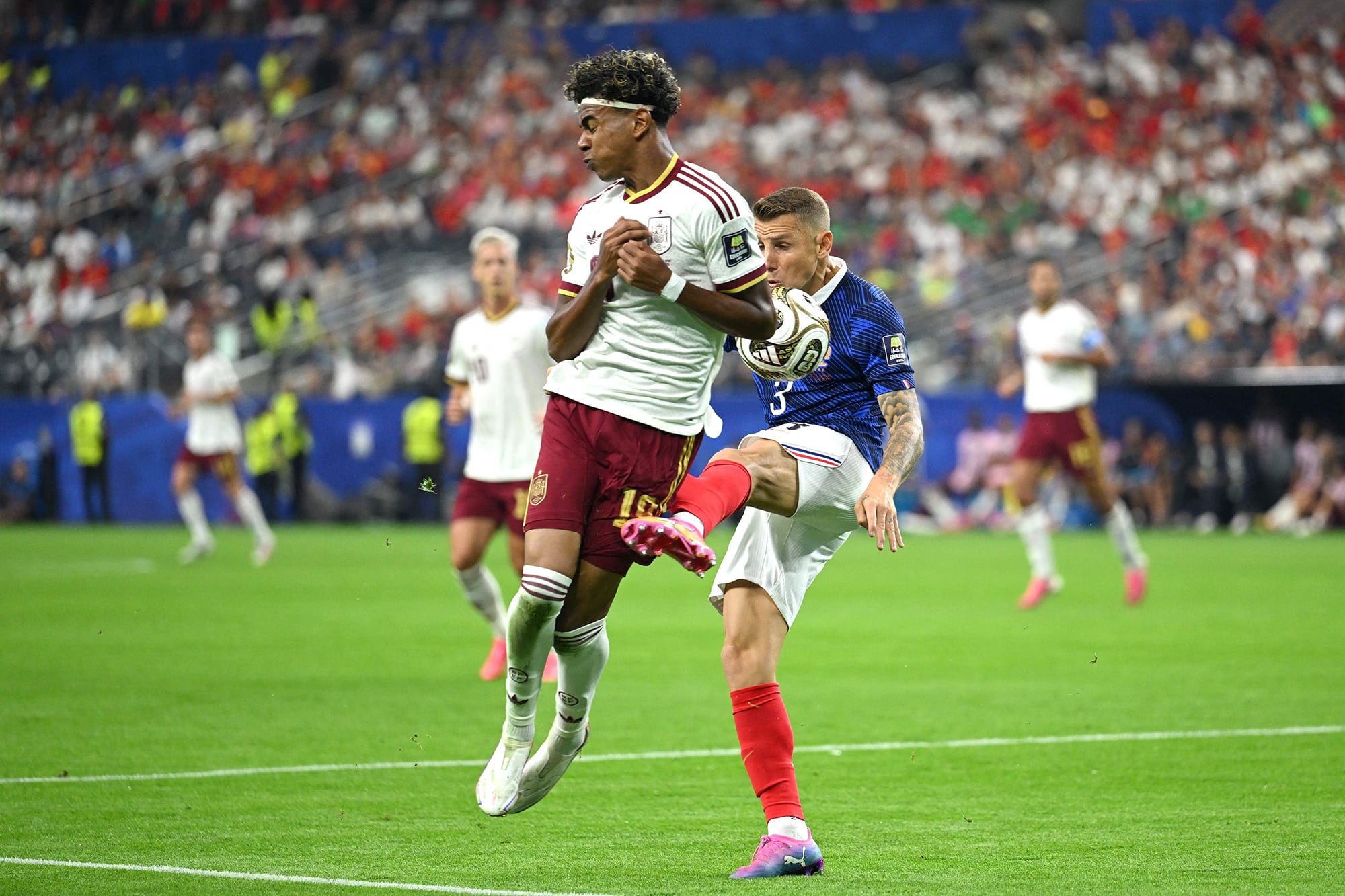 El momento del penal: Digne se lleva puesto a Yamal