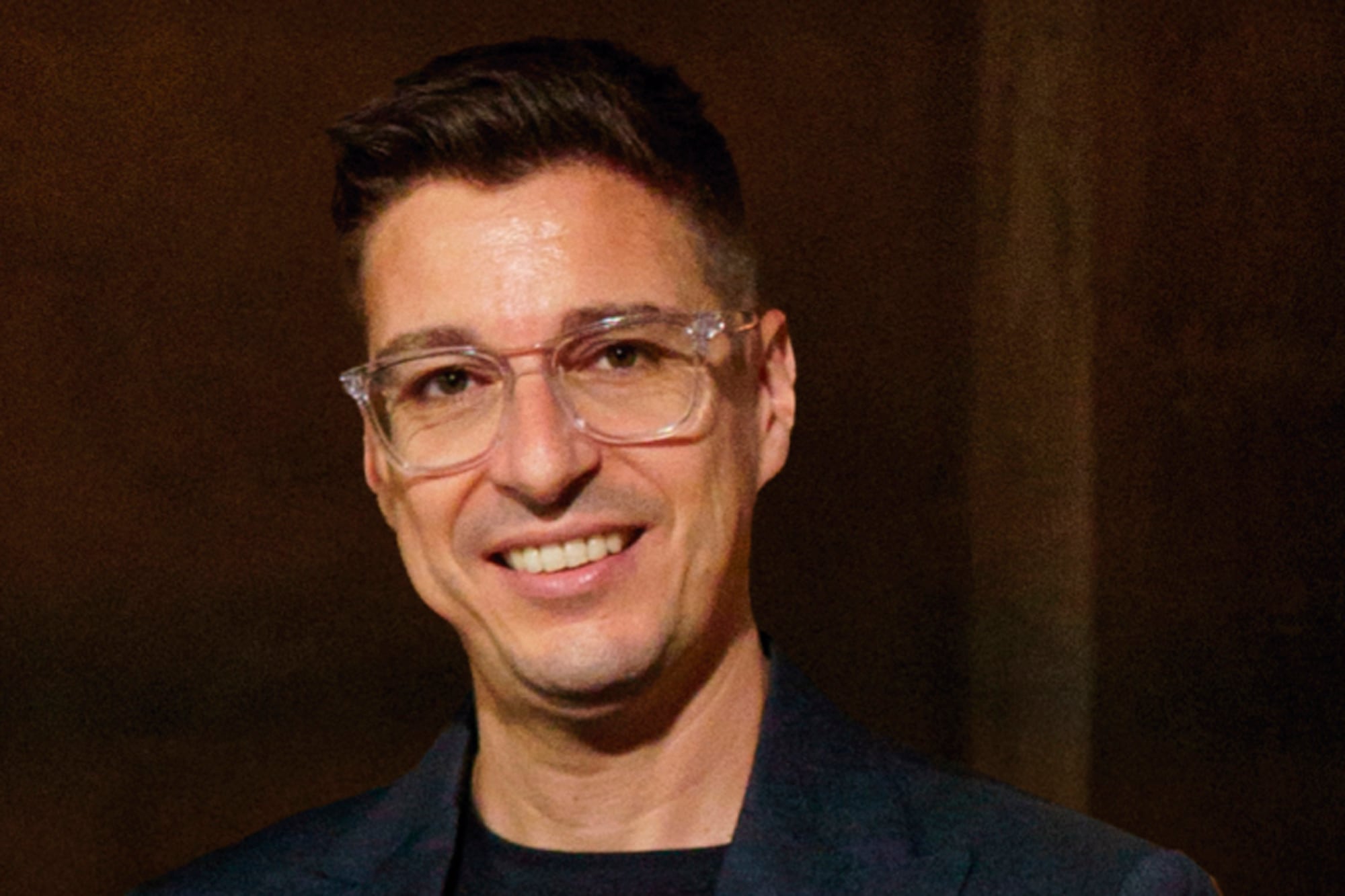 Emanuel Llabrés: Analizar (datos, métricas, proyecciones y planes estratégicos) permite entender qué está pasando, narrar permite interpretar por qué importa y hacia dónde se va. Por eso, en el liderazgo actual, narrar dejó de ser un complemento del análisis para convertirse en una capacidad igualmente estratégica”