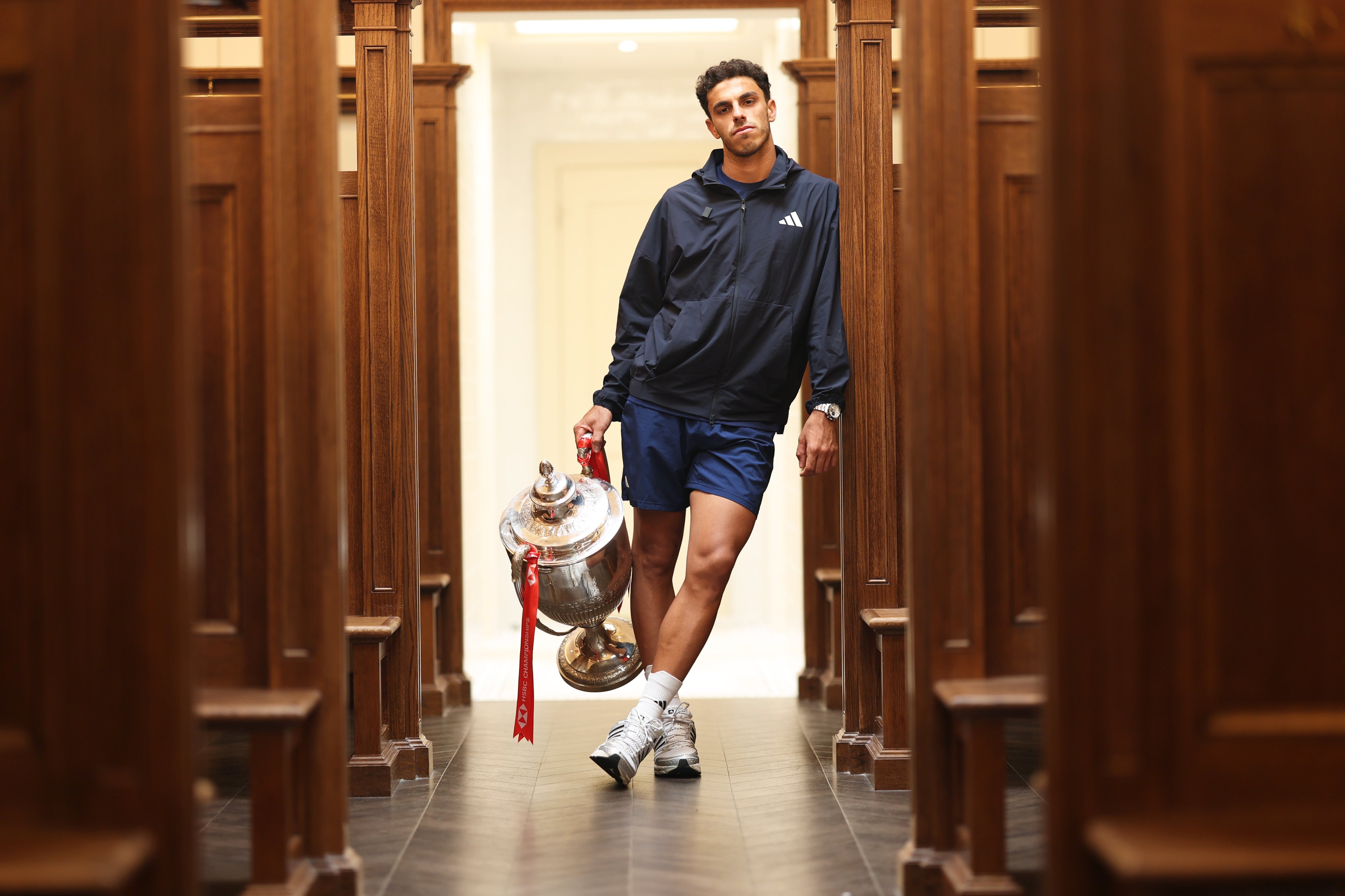 Francisco Cerúndolo, campeón del prestigioso ATP 500 de Queen's, con el trofeo en el vestuario vacío