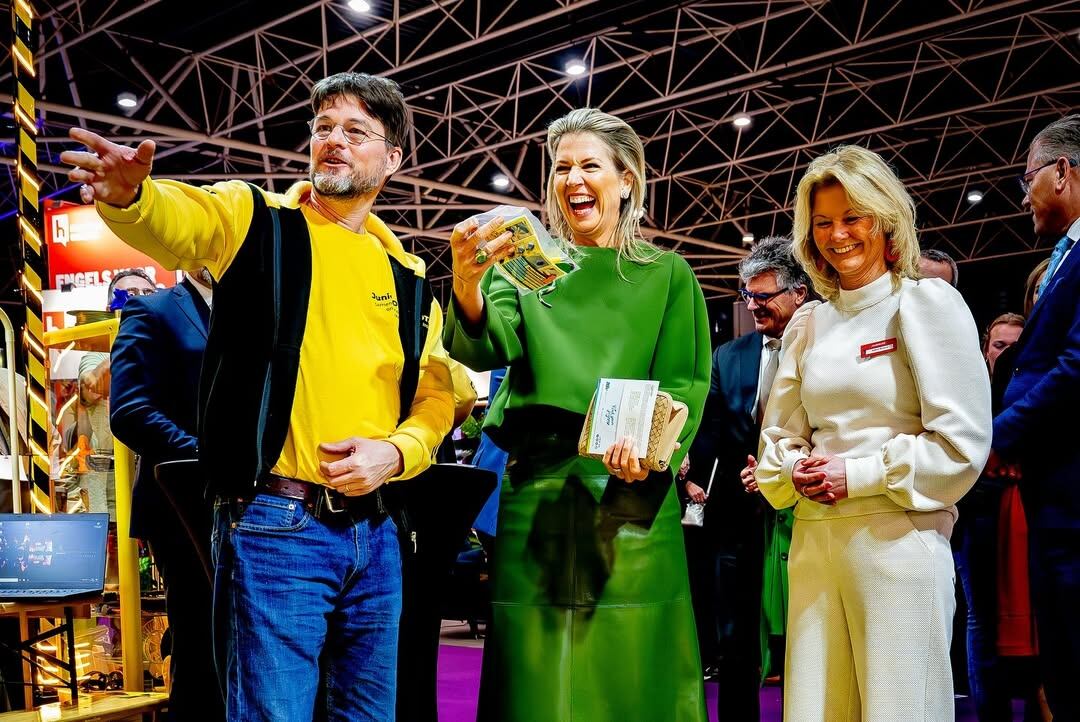 El martes la reina Máxima participó de la Exposición Nacional de Educación y se lució con un look total green y un prendedor en forma de serpiente (Foto: Instagram @koninklijkhuis)