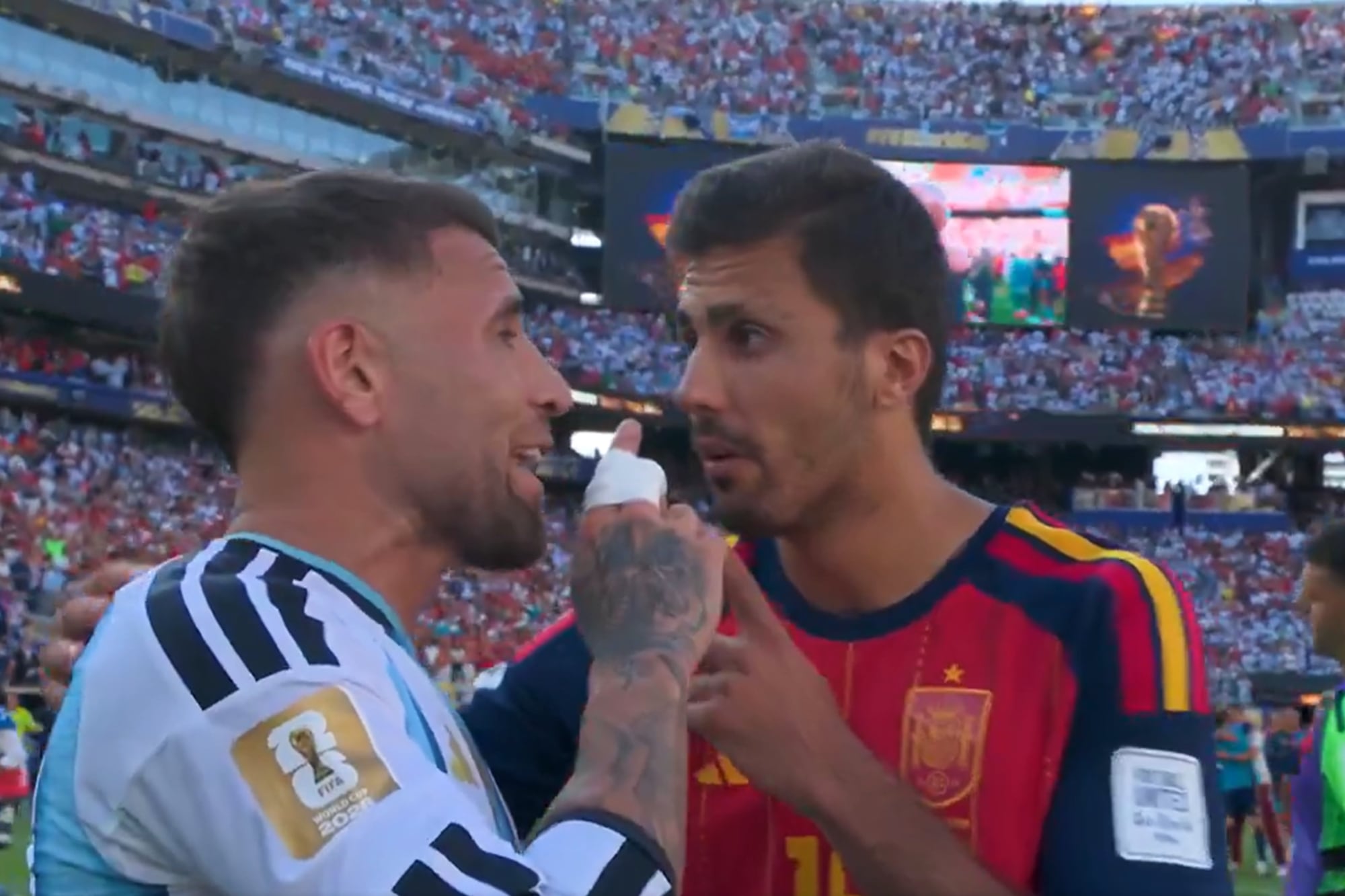 El fuerte reclamo de Nicolás Otamendi al español Rodri: “Toda la semana estuviste llorando”