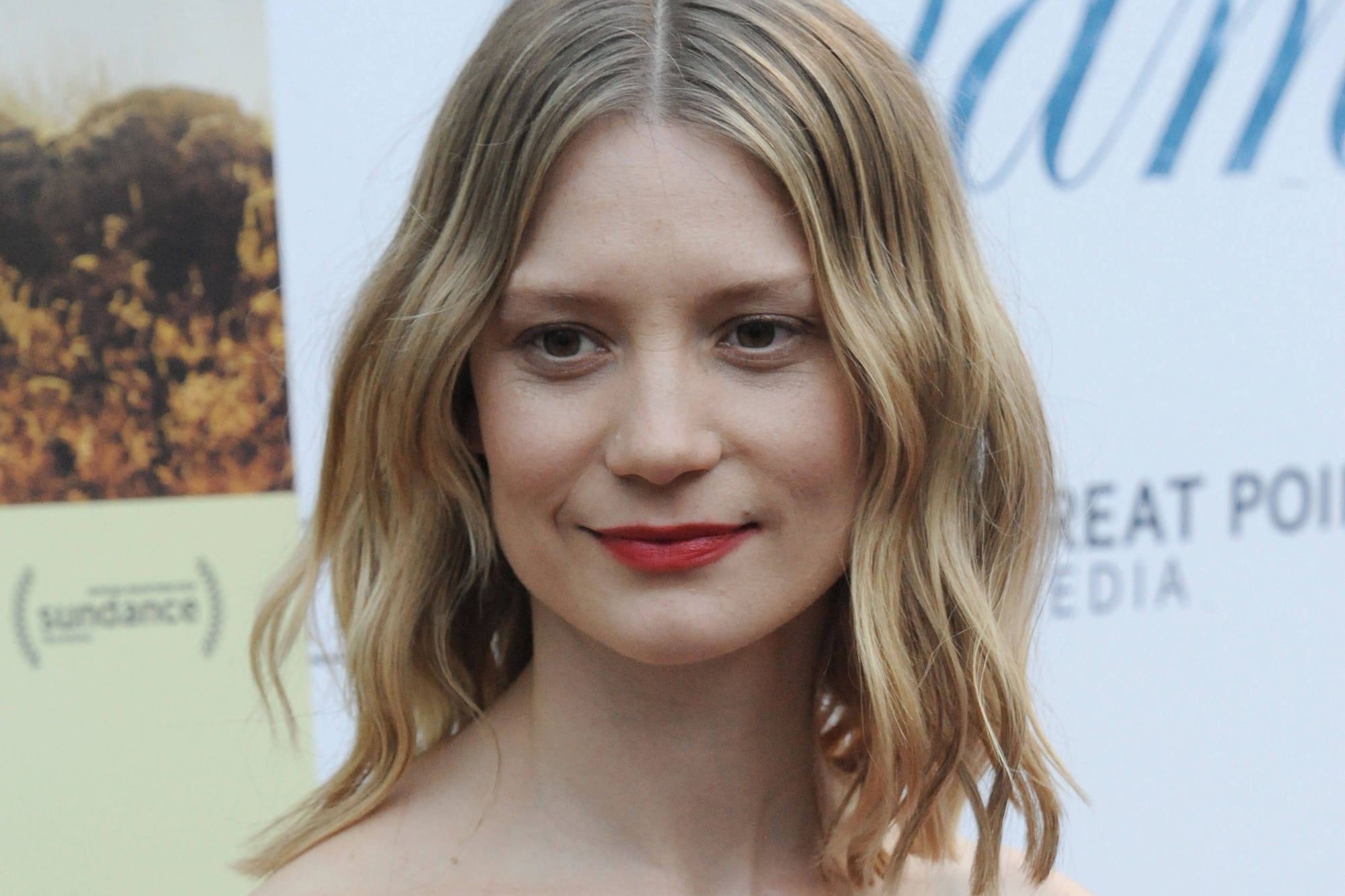 Qué fue de Mia Wasikowska, la elegida por Tim Burton que huyó de Hollywood tras un sonado fracaso