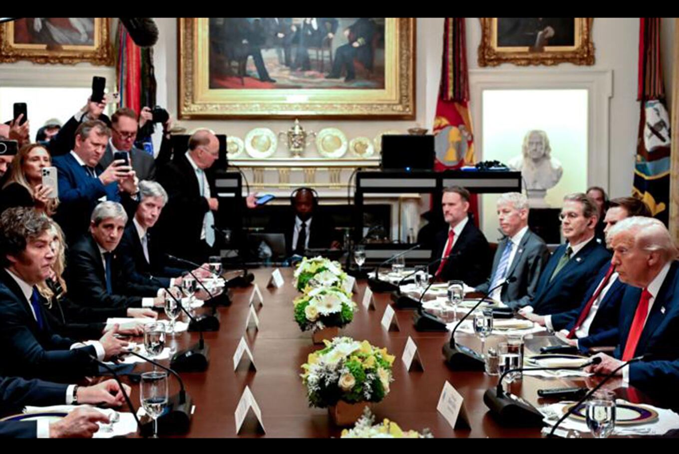 Javier Milei, Donald Trump y sus comitivas, en un almuerzo en la Casa Blanca.