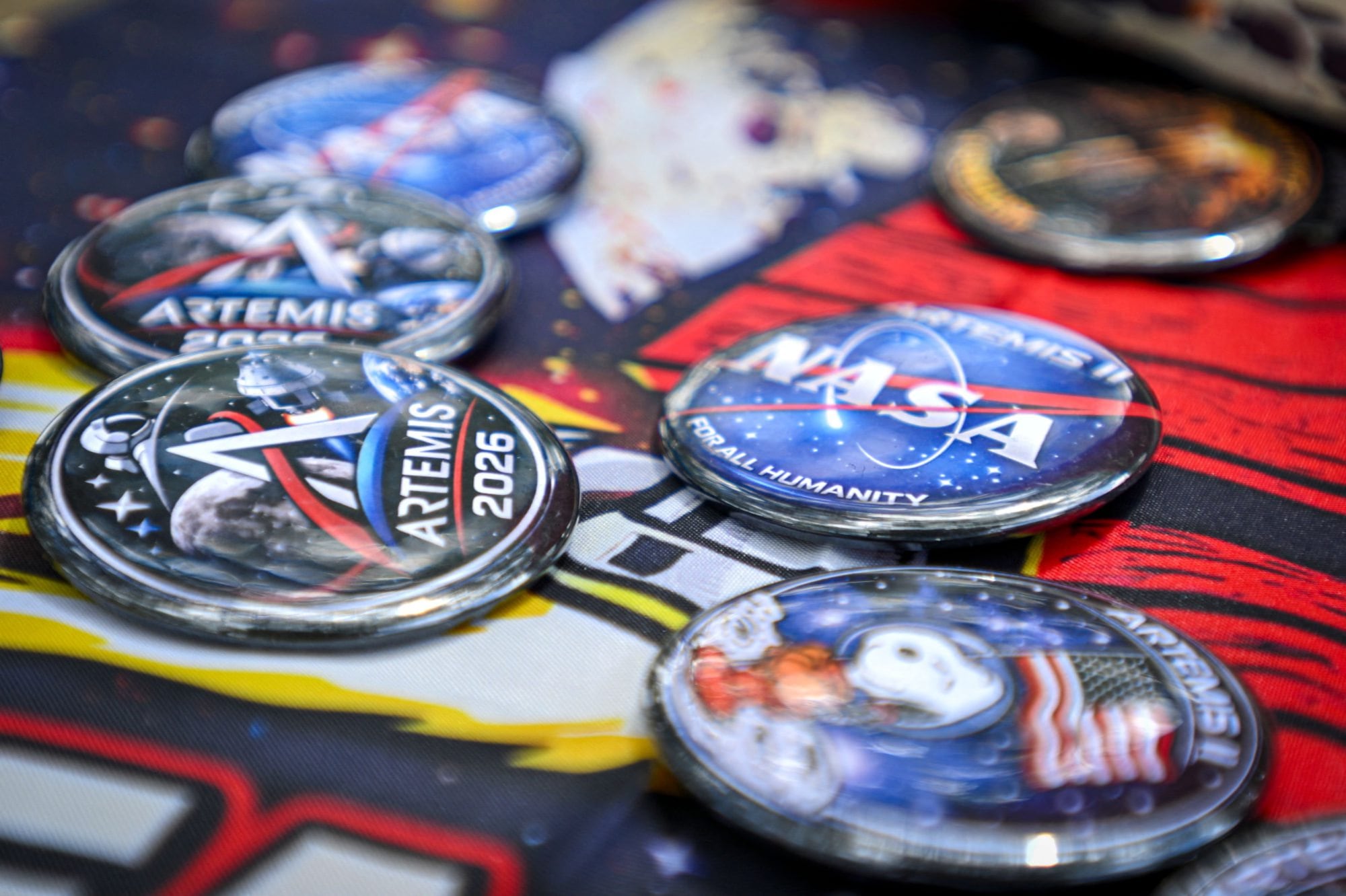 La expectativa entre la gente presente en las inmediaciones llegó al punto de la venta de diferentes productos vinculados al despegue