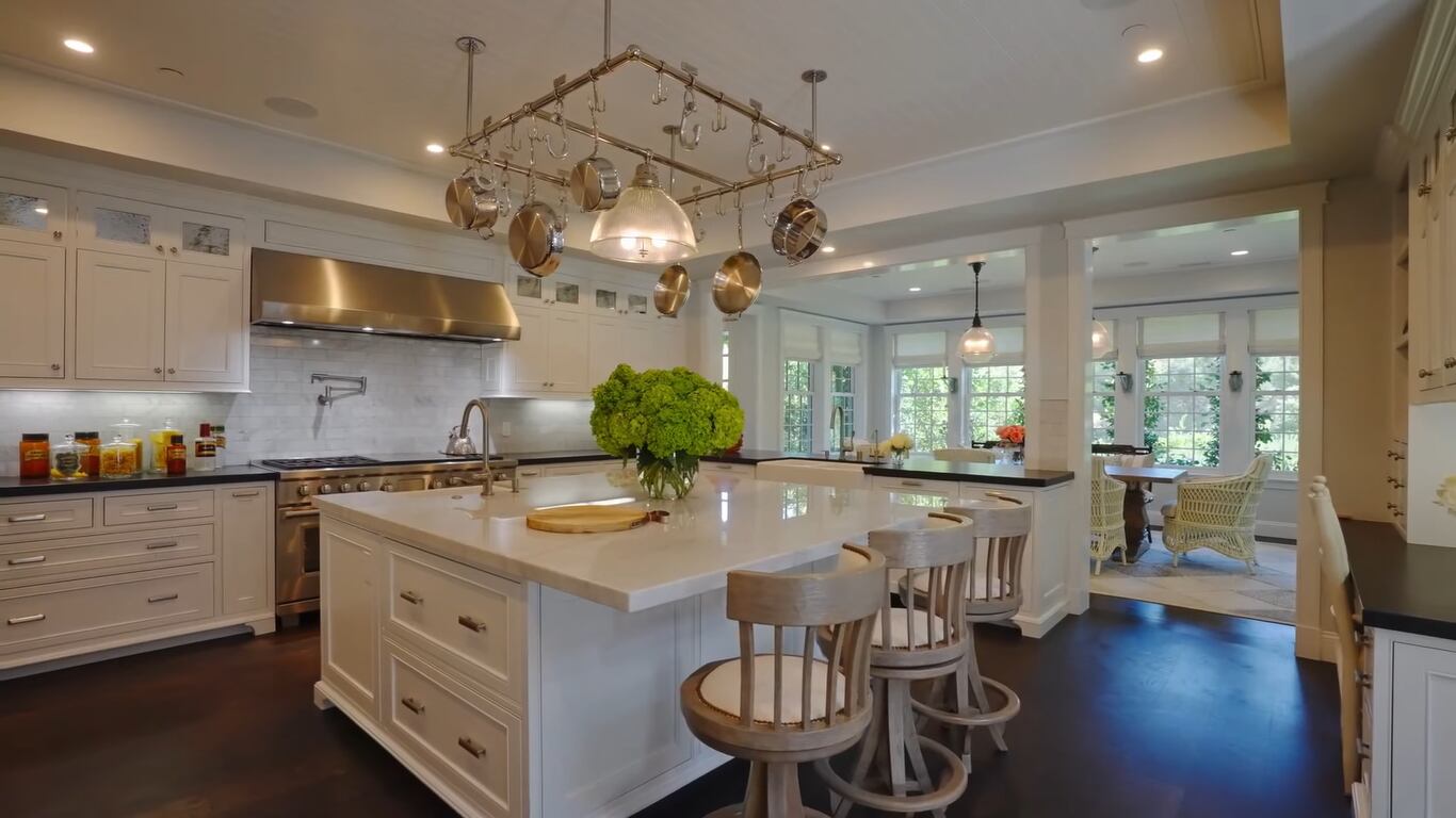 La gran cocina con muebles blancos