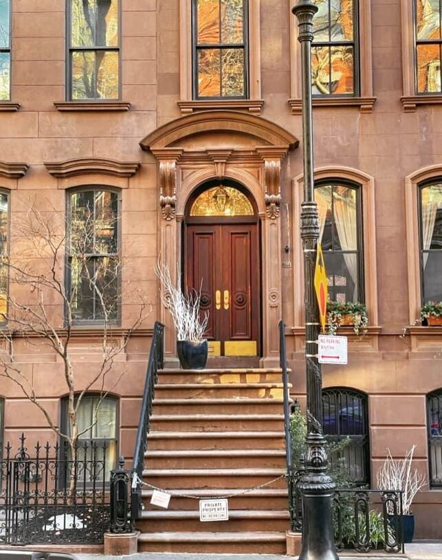 Esta es la entrada del edificio de Carrie Bradshaw, escenario de situaciones icónicas en la serie, como su discusión con Mr Big en la temporada 6