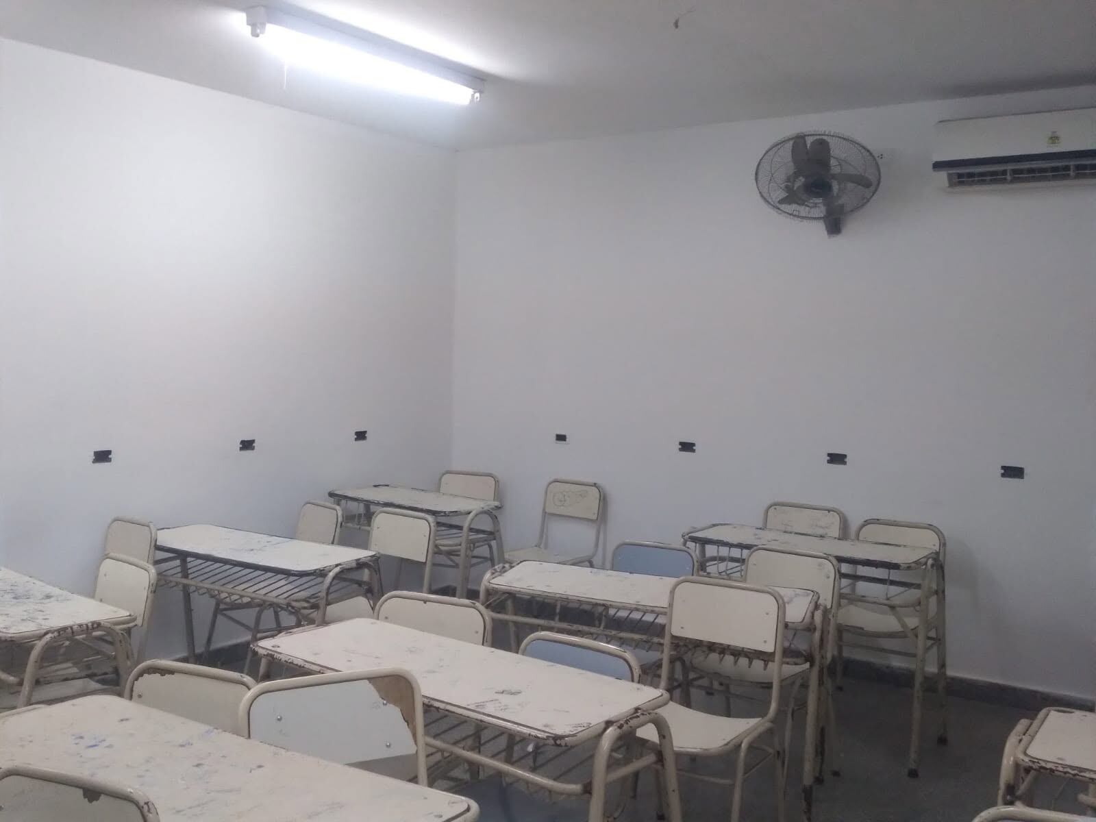 El interior de una de las aulas de la escuela