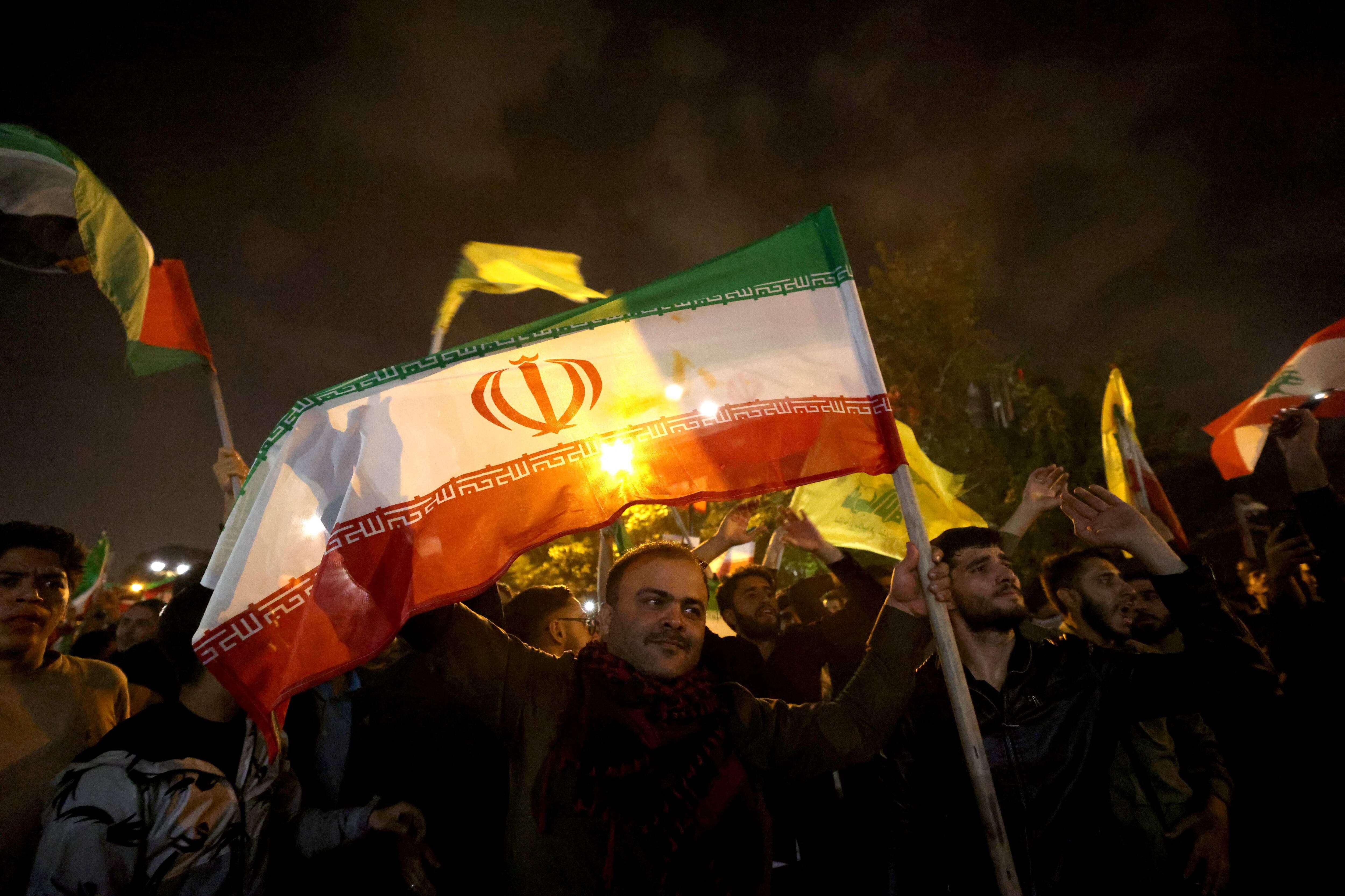 Celebración en Irán frente a la embajada británica en Teherán. (ATTA KENARE / AFP)