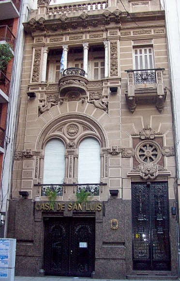 El Palacio Lagomarsino, en Azcuénaga 1087, fue construido para un empresario que hizo fortuna fabricando sombreros