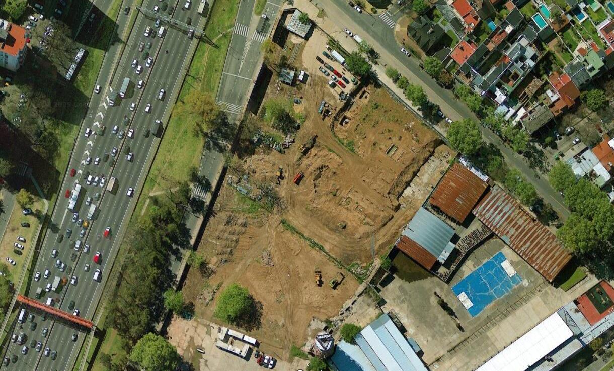 Así lucía el terreno antes del inicio de la obra. Estaba ocupado por una antigua planta industrial y permanecía sin uso activo
