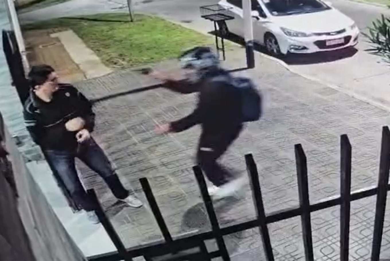 Motochorros sorprendieron a un vecino para robarle, aprovecharon el momento y atacaron también a una mujer