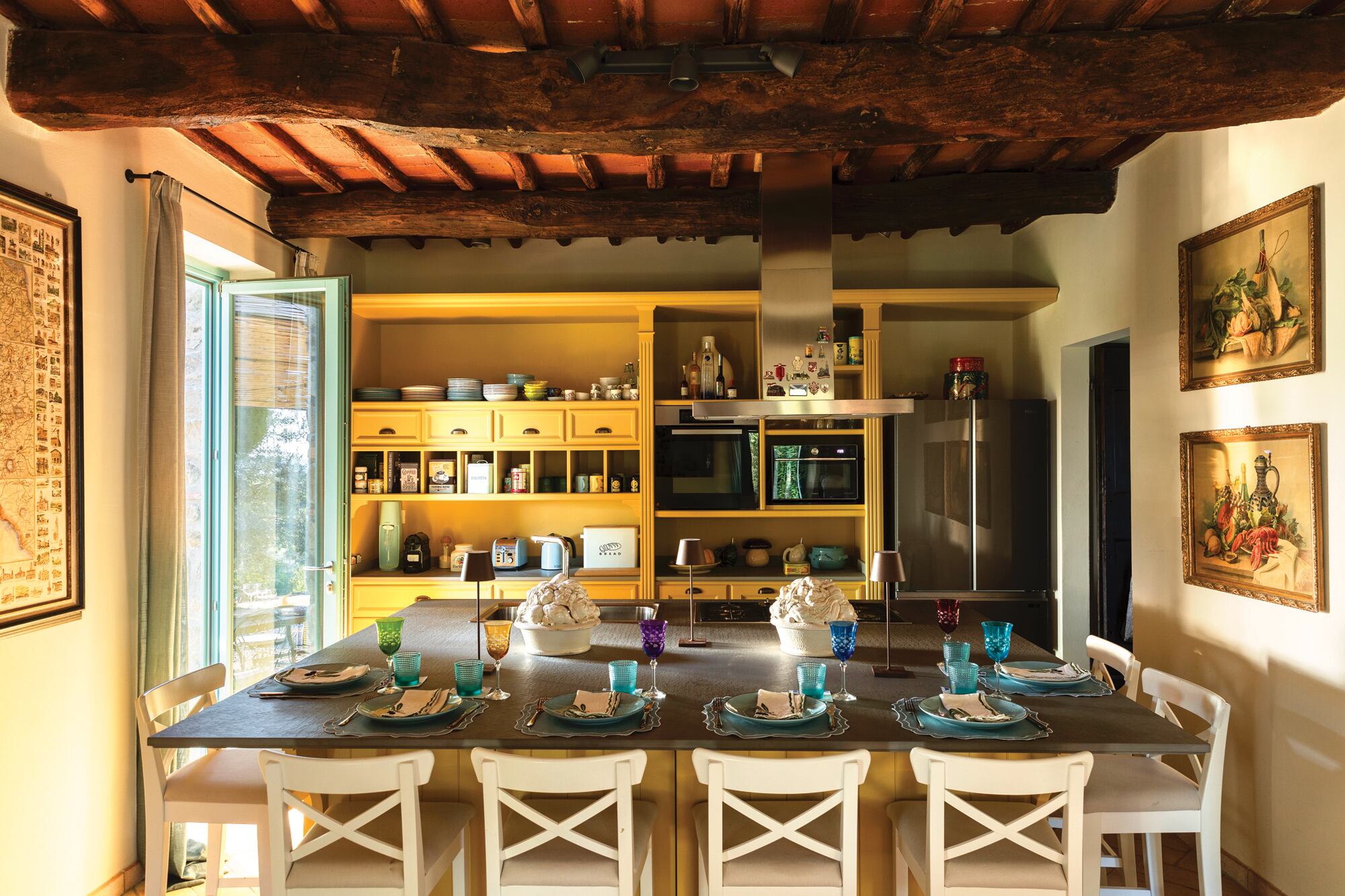 “El vainilla de la pared es un color local, y decidí ir por esa gama, pero en un amarillo bien luminoso y vital. Intervenir un espacio antiguo no significa tener un espíritu viejo”