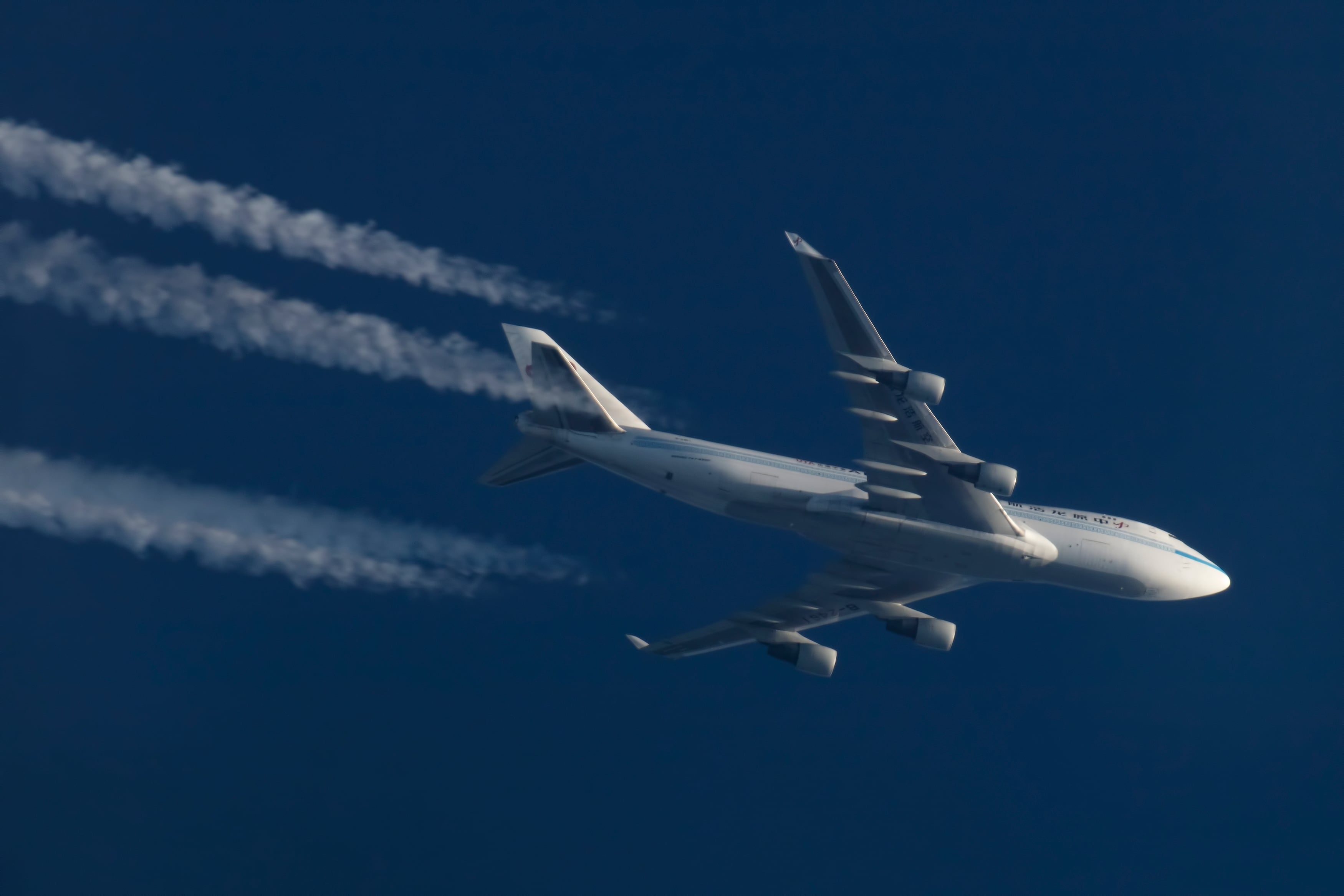 Google y el gobierno británico están probando el uso de IA para corregir el plan de vuelo de los aviones comerciales para que evite zonas de aire húmedo y, con eso, la formación de estelas de vapor, que constituyen un tercio de la contaminación de la aviación comercial a nivel mundial